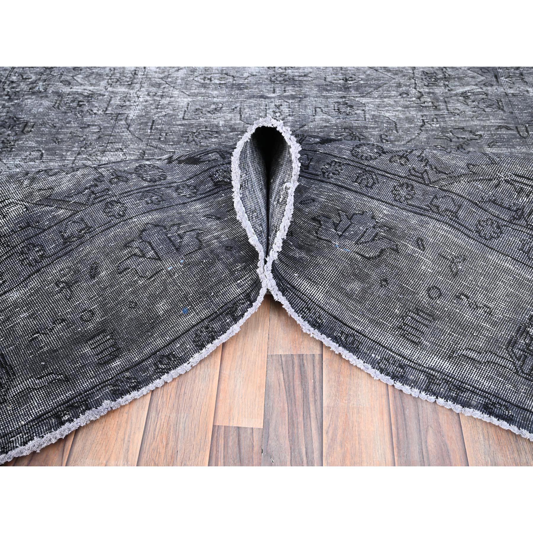 Grauer handgeknüpfter Vintage-Teppich aus getragener Wolle aus persischem Täbris im Distressed-Look im Zustand „Relativ gut“ im Angebot in Carlstadt, NJ