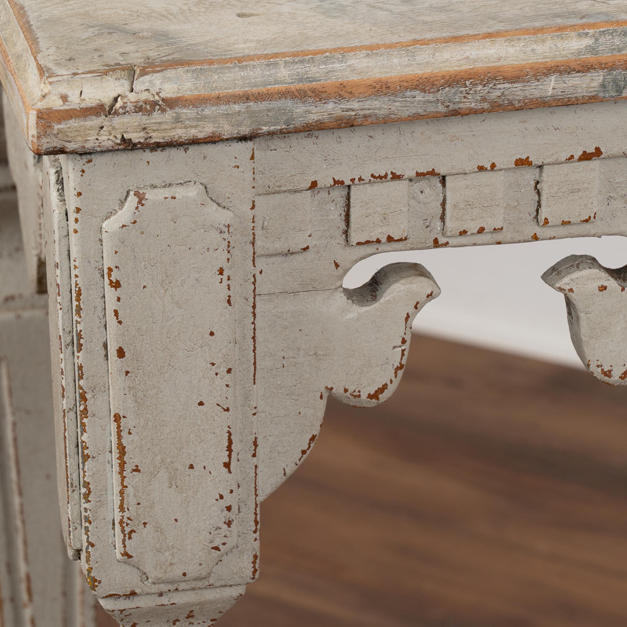 Gray Painted Console Table With Carved Fleur De Lis Skirt, Sweden circa 1880 1
