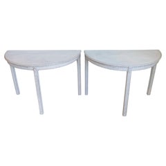 Tavoli Demilune dipinti di grigio in stile gustaviano del 1890 con dentelli intagliati, una coppia