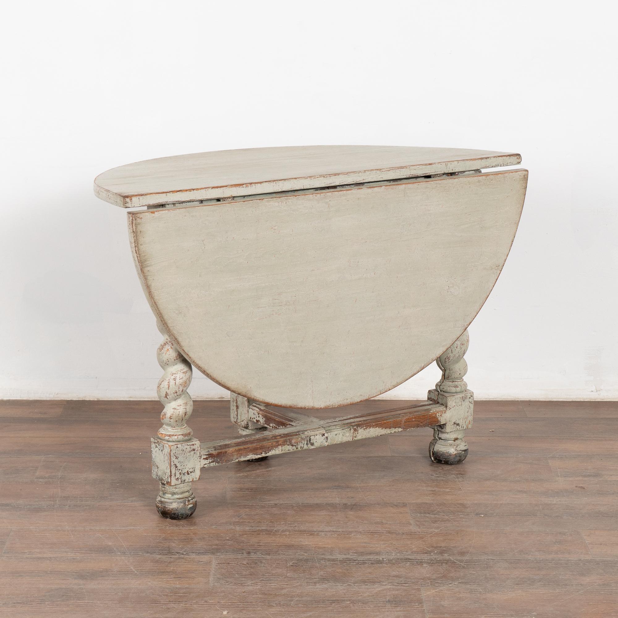 Grau gestrichener Kiefernholztisch mit ausklappbarem Beistelltisch, Schweden um 1820-40 im Angebot 4