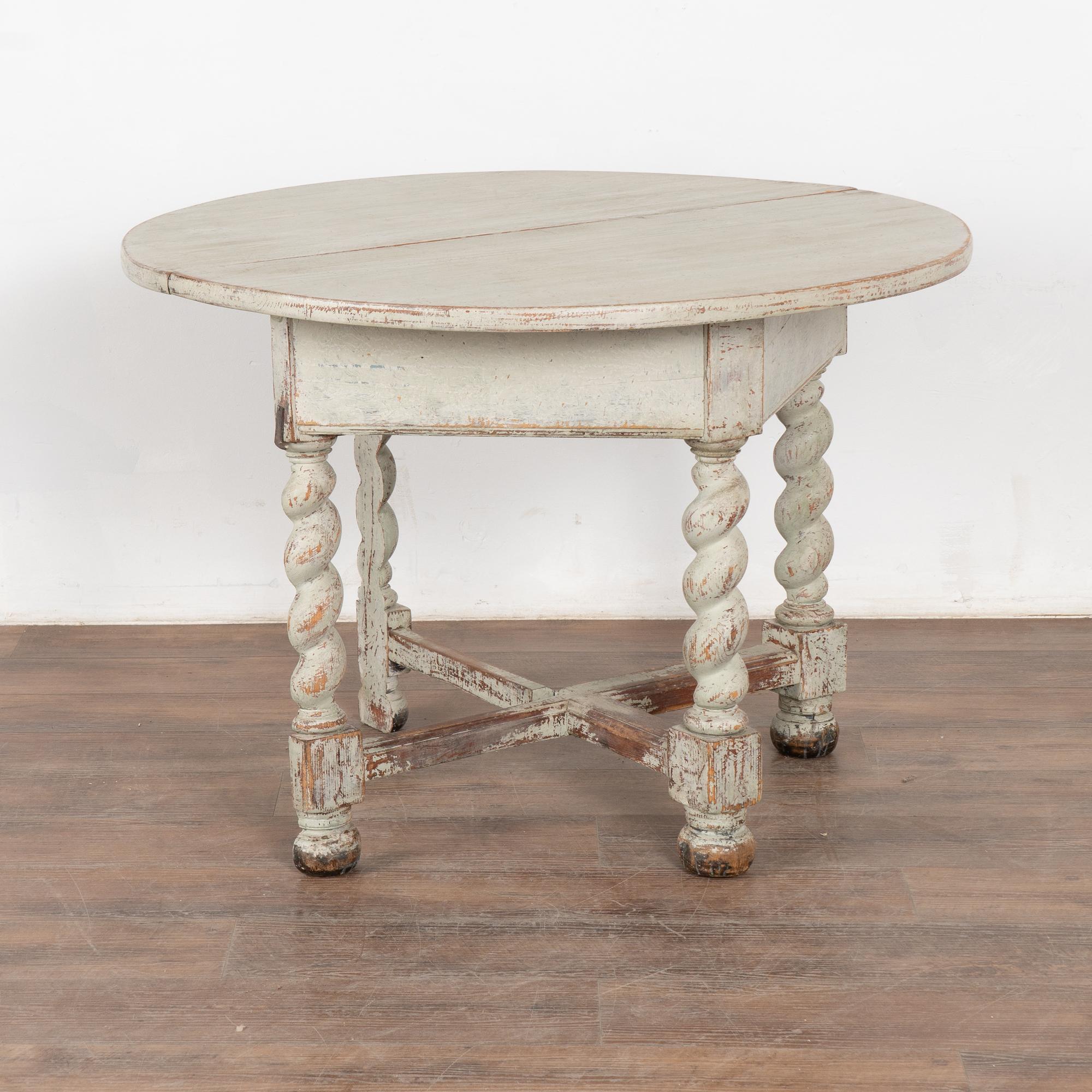 Grau gestrichener Kiefernholztisch mit ausklappbarem Beistelltisch, Schweden um 1820-40 (Land) im Angebot