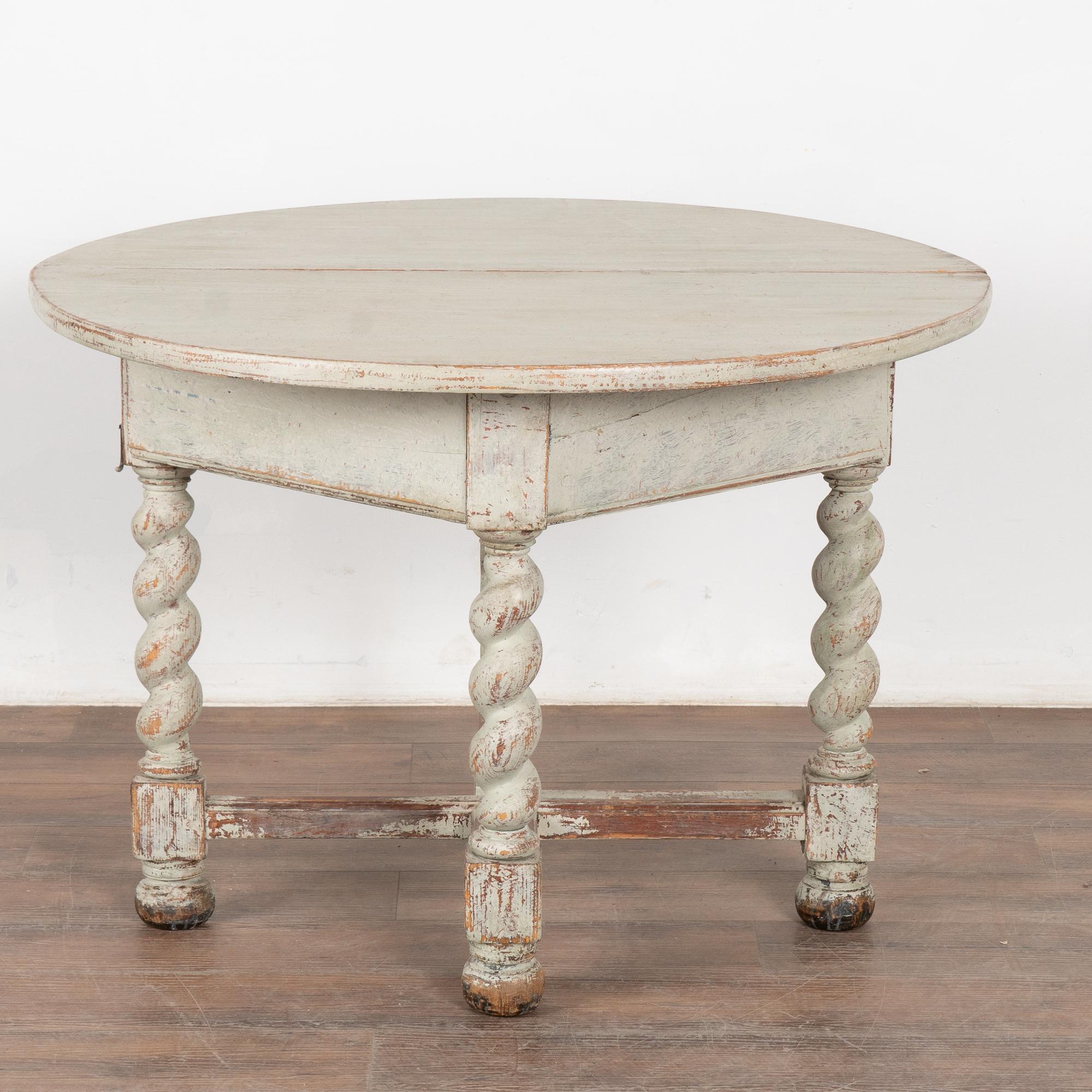 Grau gestrichener Kiefernholztisch mit ausklappbarem Beistelltisch, Schweden um 1820-40 (Schwedisch) im Angebot