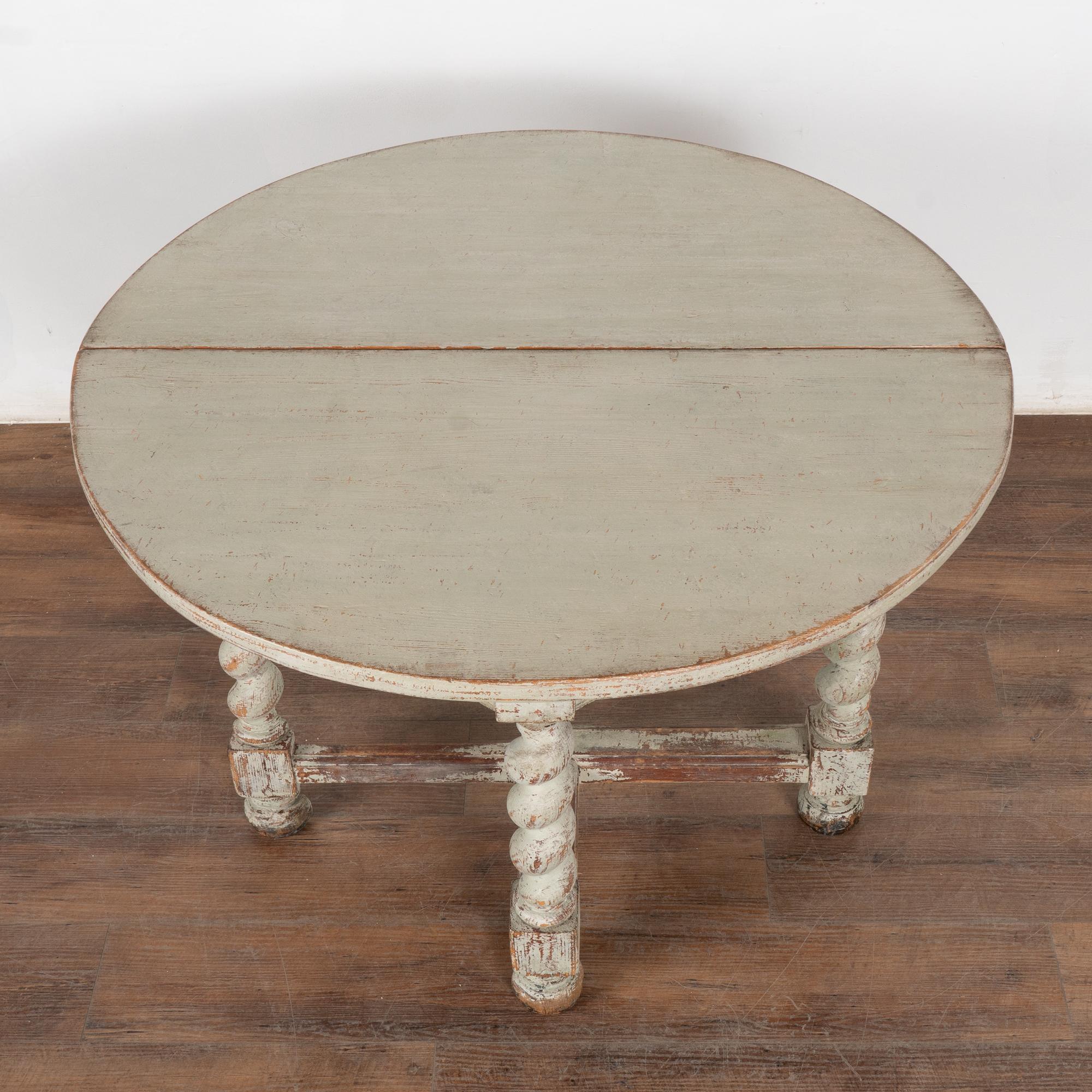 Grau gestrichener Kiefernholztisch mit ausklappbarem Beistelltisch, Schweden um 1820-40 im Zustand „Gut“ im Angebot in Round Top, TX