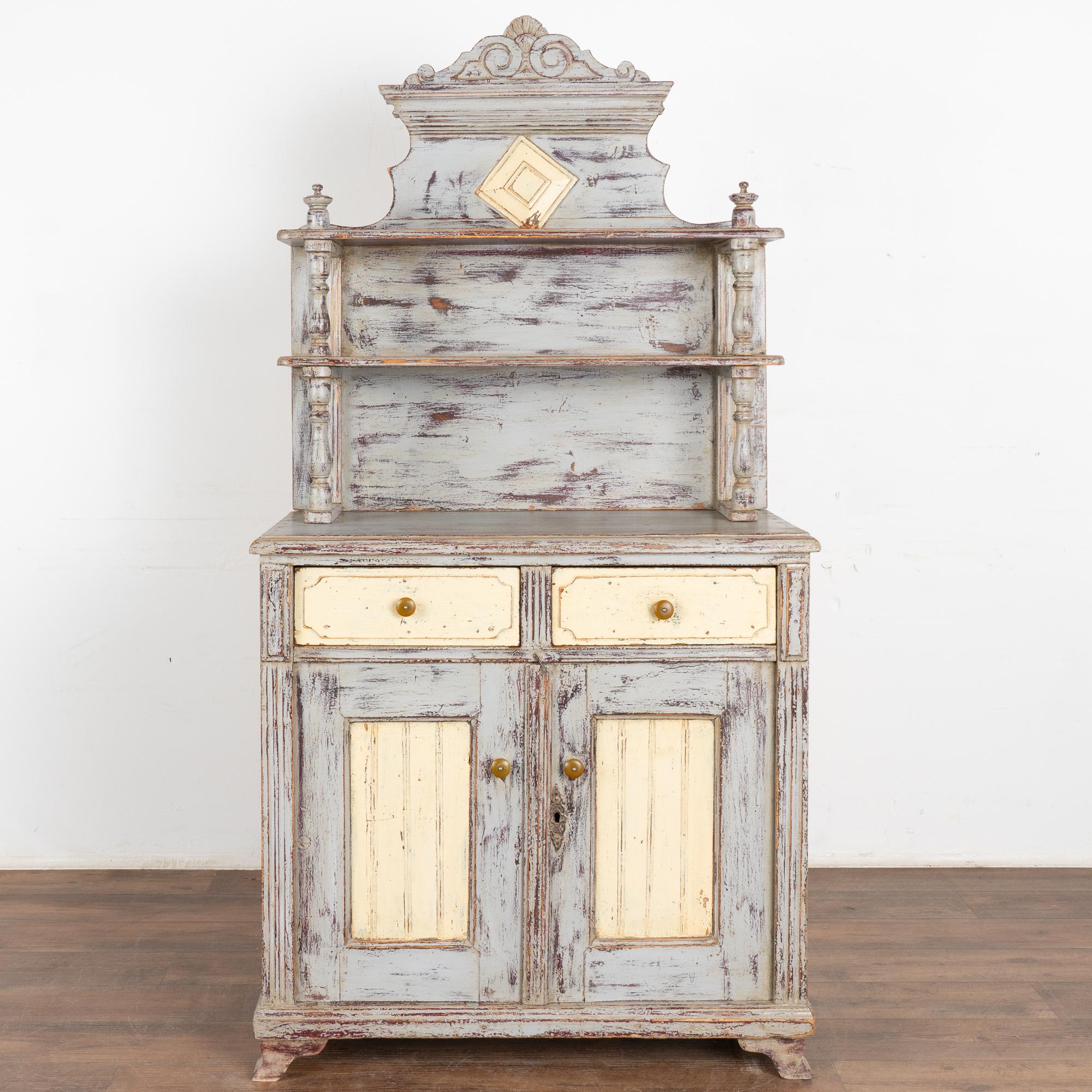 Armario pequeño de pino pintado de gris, Hungría circa 1880 en venta 4