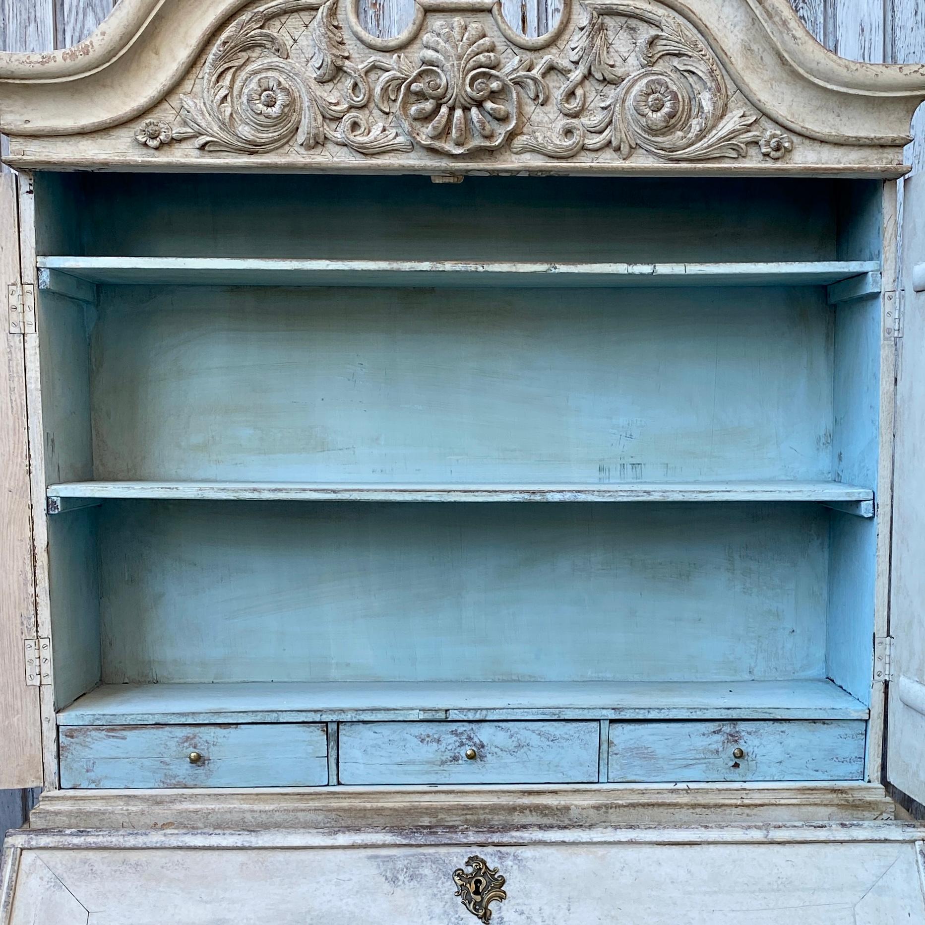 Gray Painted Rococo Writing Secretary and Cabinet, Sweden, circa 1760s For Sale 8