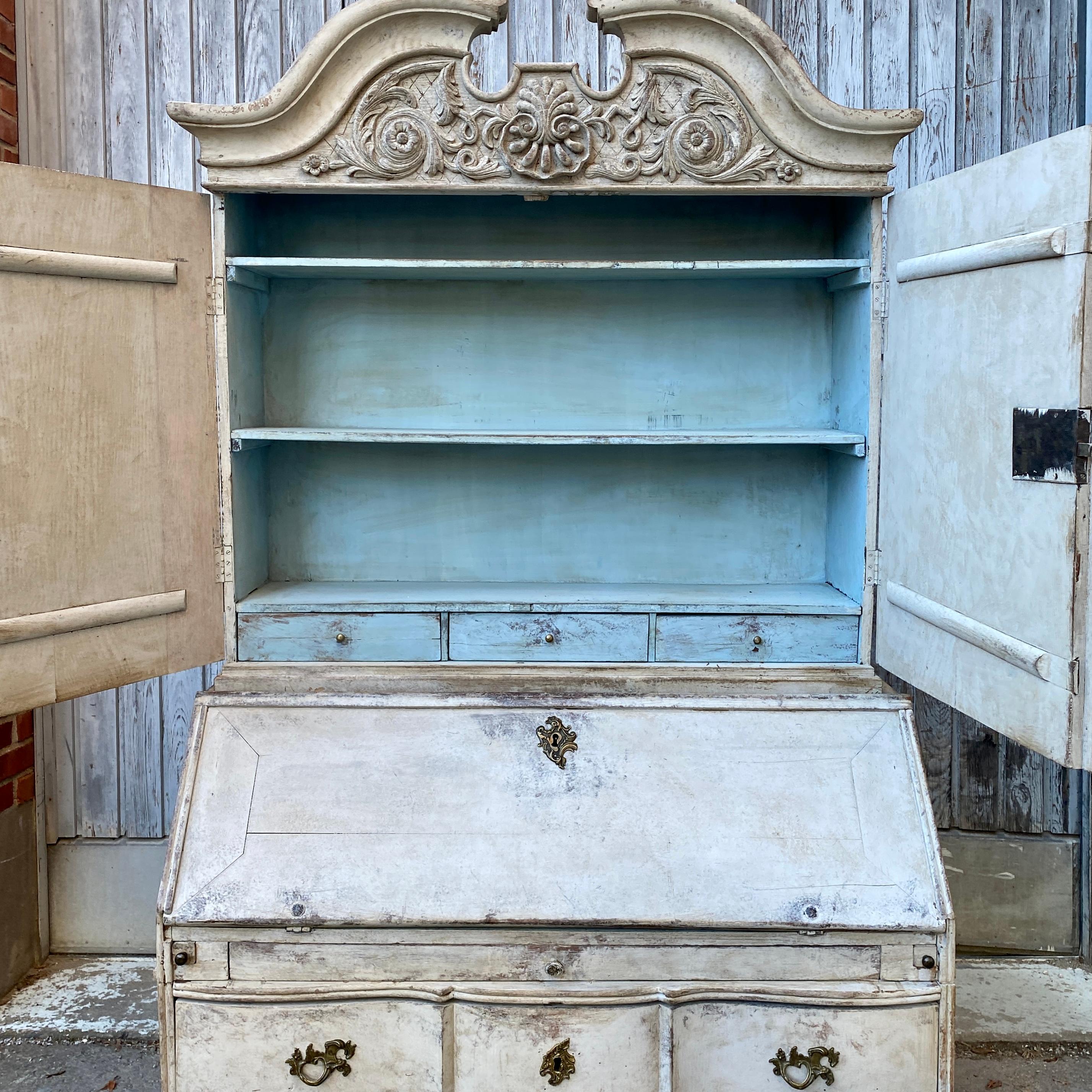 Gray Painted Rococo Writing Secretary and Cabinet, Sweden, circa 1760s For Sale 9
