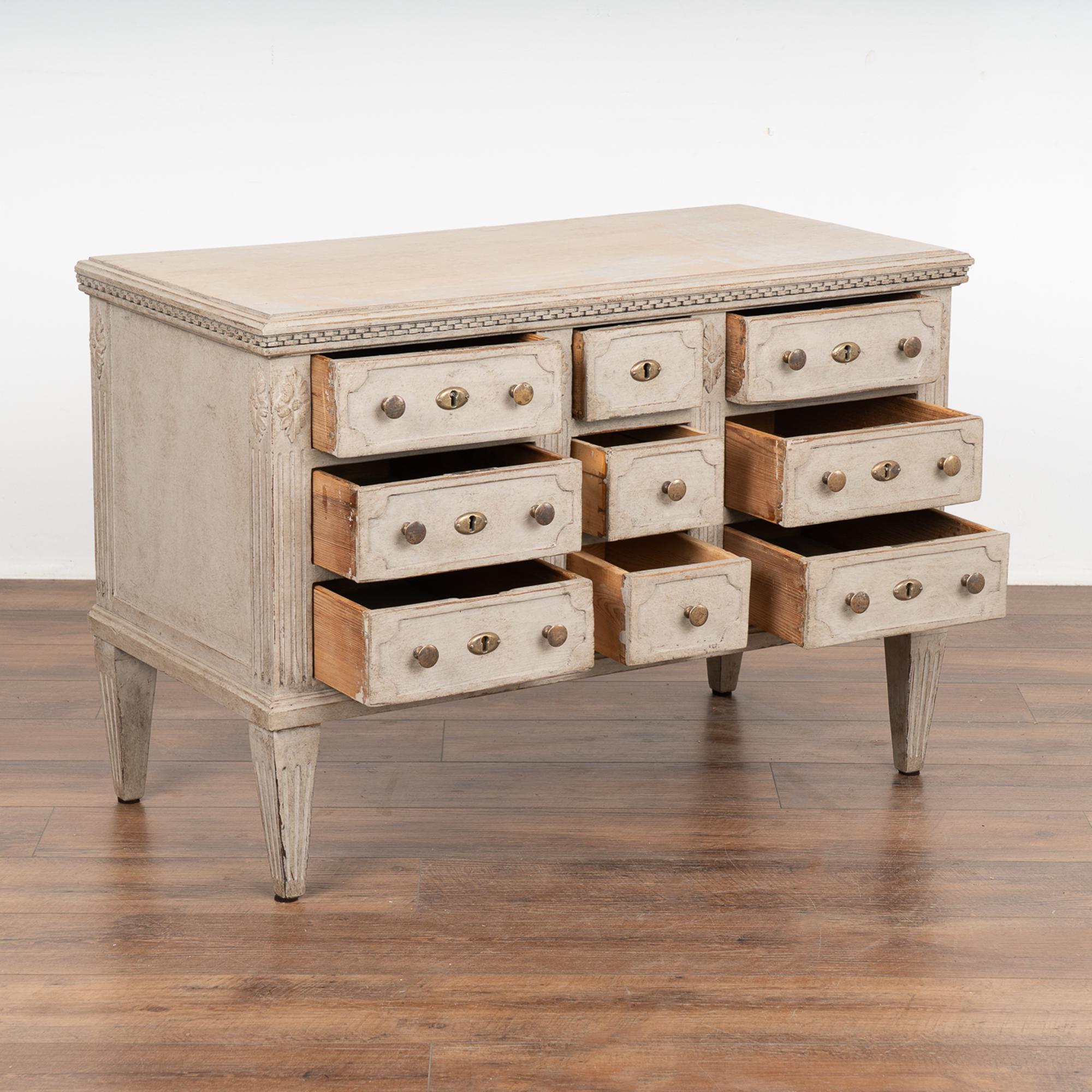 Gustavien Petite commode à neuf tiroirs peinte en gris, Suède vers 1860 en vente