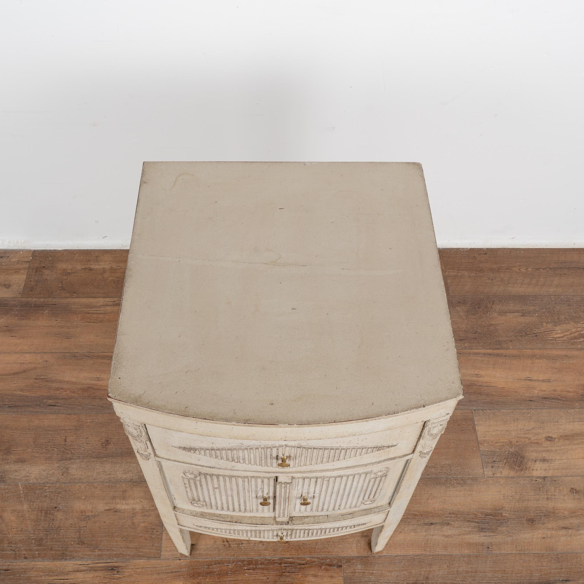 Grau gestrichener kleiner gustavianischer Kabinett-Nachttisch, Schweden um 1880 im Zustand „Gut“ im Angebot in Round Top, TX