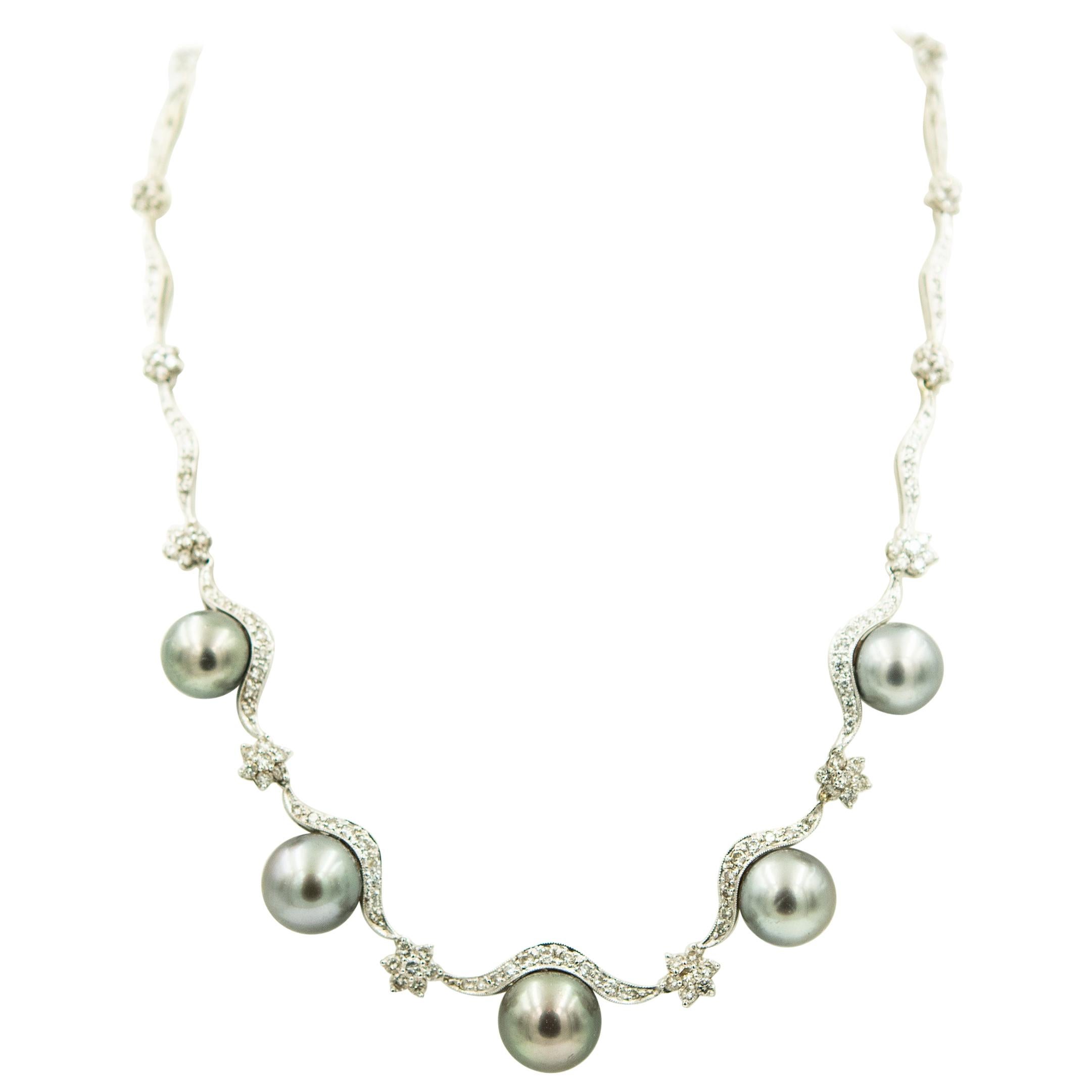 Collier en or blanc à fleurs en forme de guirlande de perles grises et diamants
