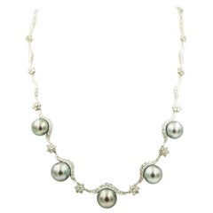 Collier en or blanc à fleurs en forme de guirlande de perles grises et diamants