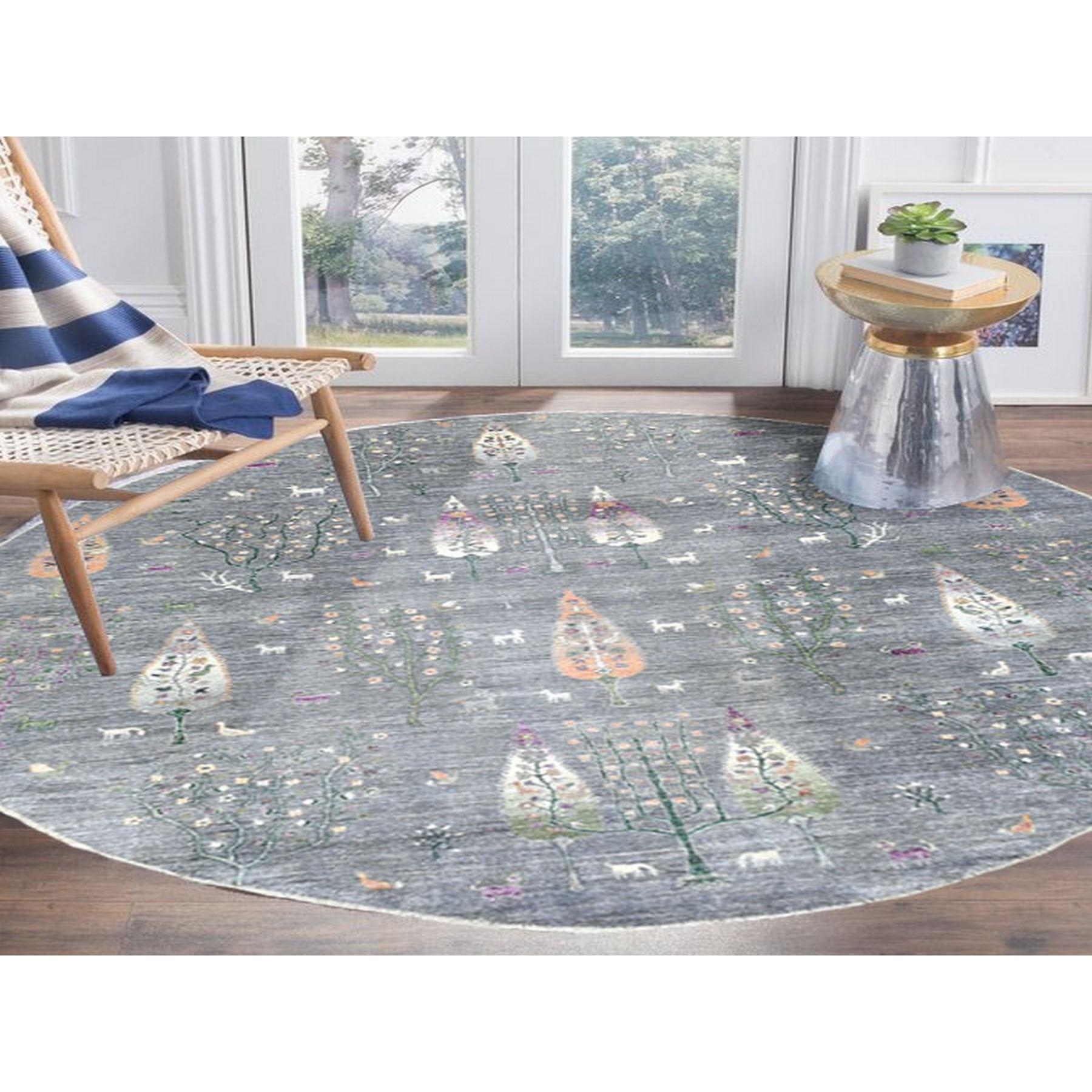 Ce fabuleux tapis noué à la main a été créé et conçu pour une résistance et une durabilité accrues. Ce tapis a été fabriqué à la main pendant des semaines selon la méthode traditionnelle qui est utilisée pour faire des
Taille exacte du tapis en