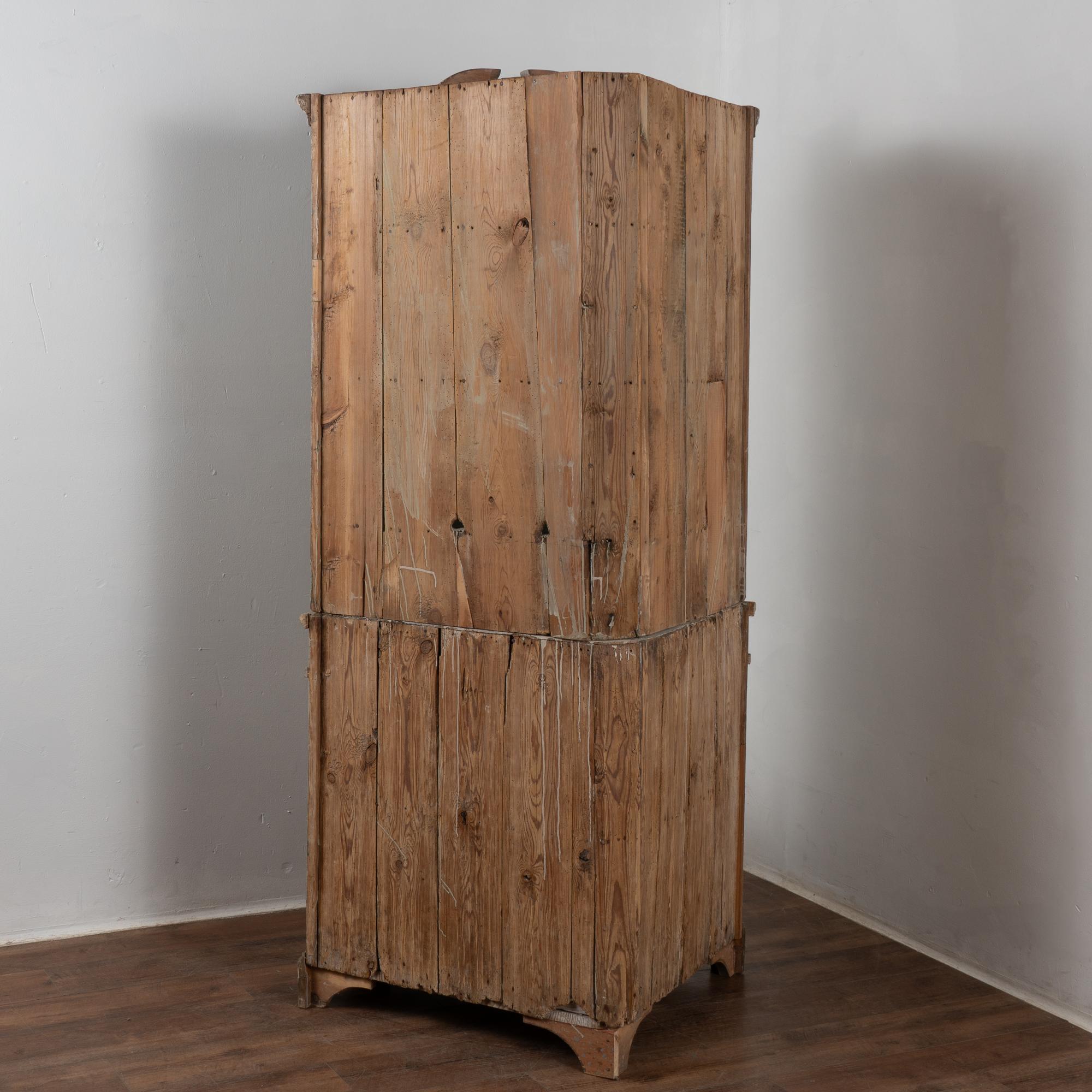 Mobile angolare in pino grigio proveniente dalla Svezia, 1820-40 circa in vendita 3