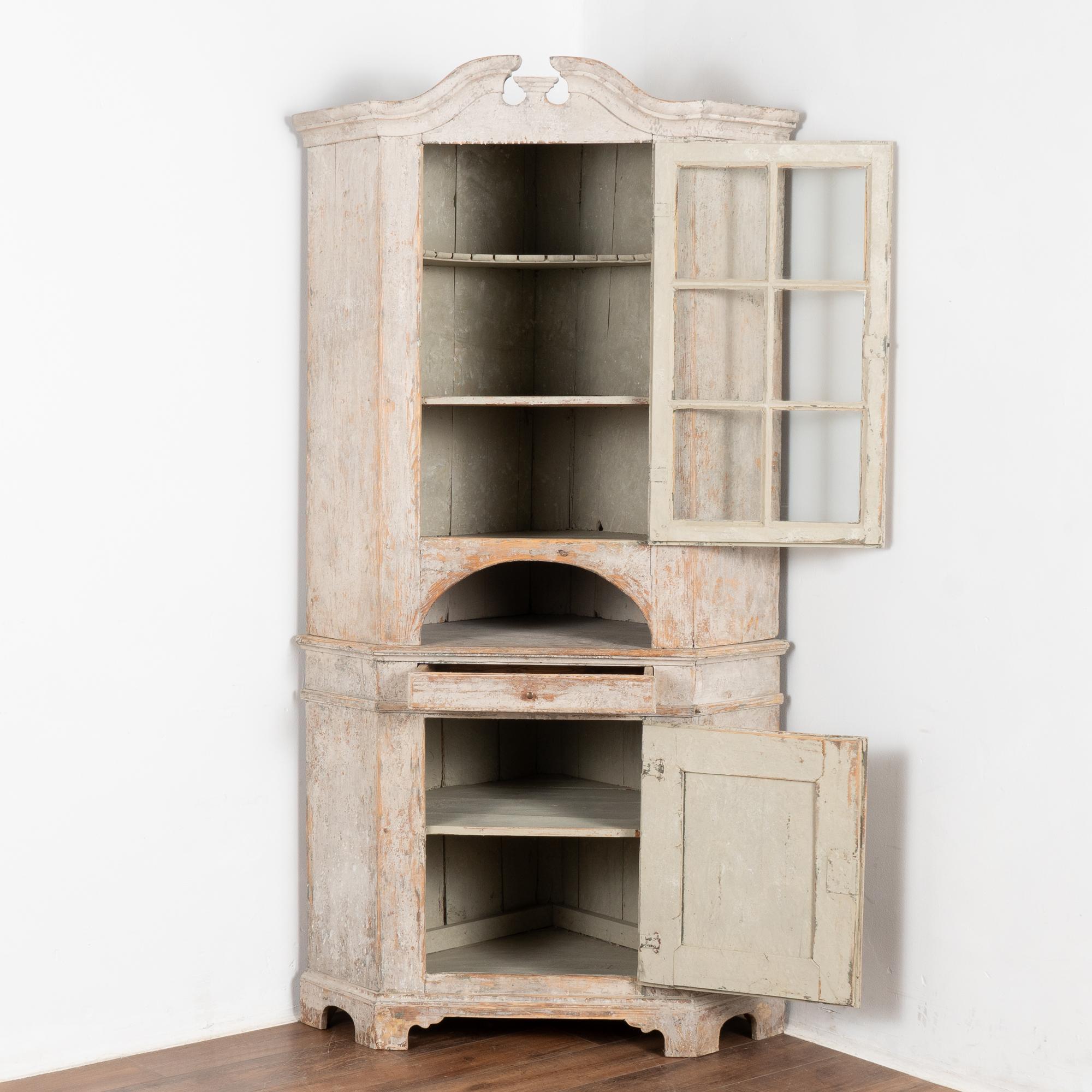 Country Mobile angolare in pino grigio proveniente dalla Svezia, 1820-40 circa in vendita