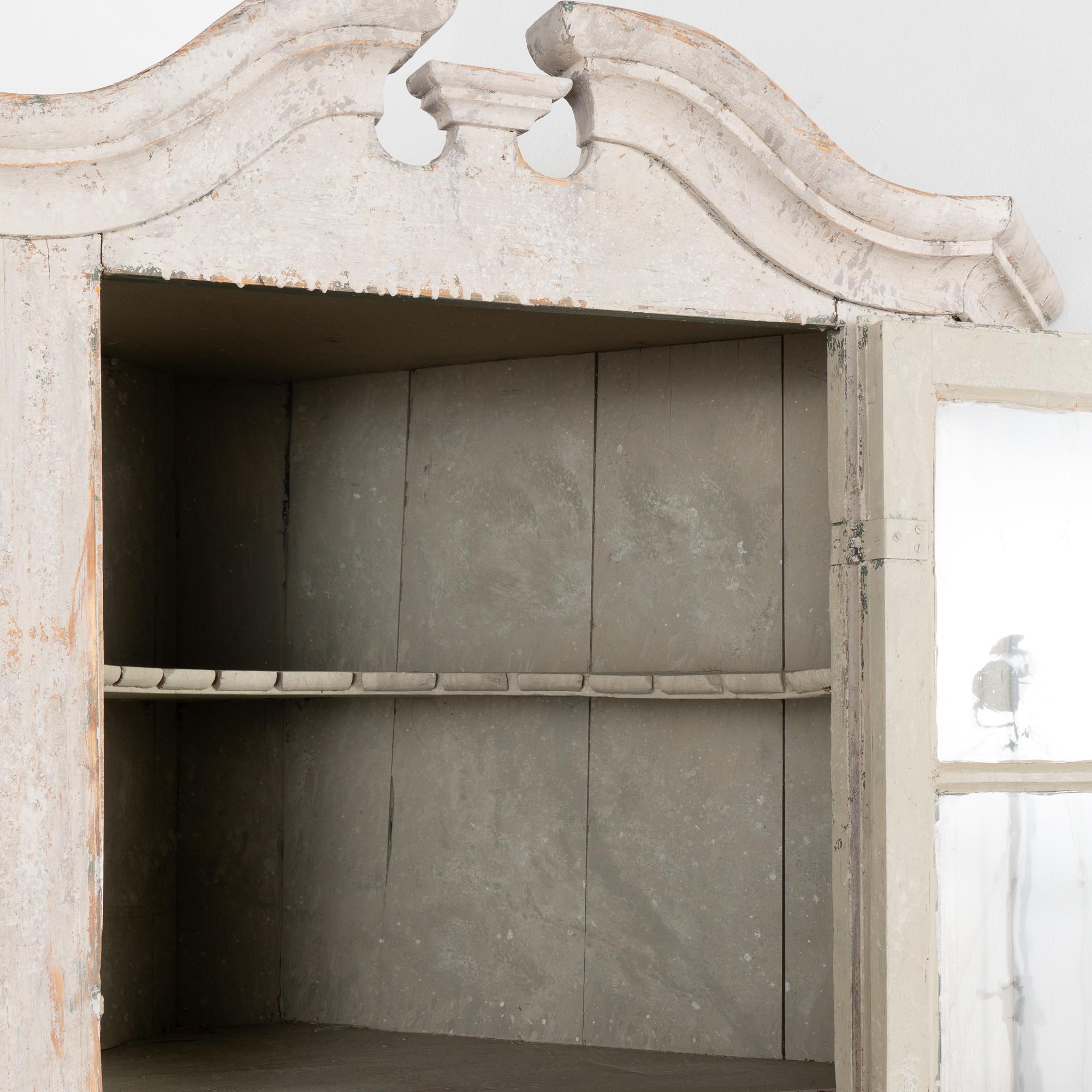 Vetro Mobile angolare in pino grigio proveniente dalla Svezia, 1820-40 circa in vendita