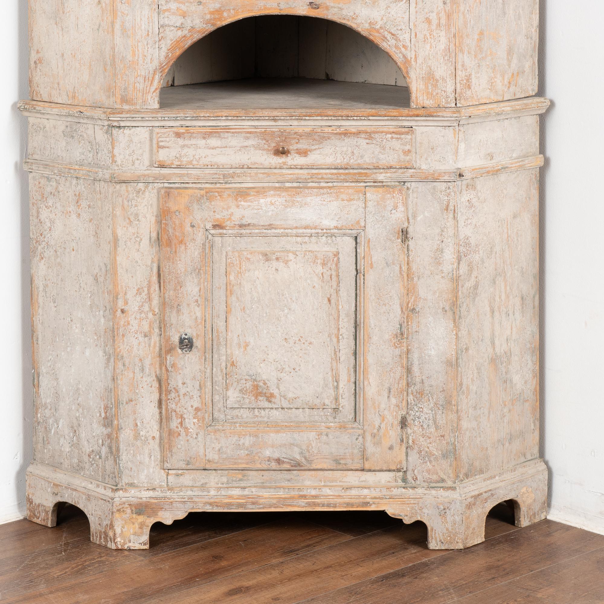 Mobile angolare in pino grigio proveniente dalla Svezia, 1820-40 circa in vendita 2