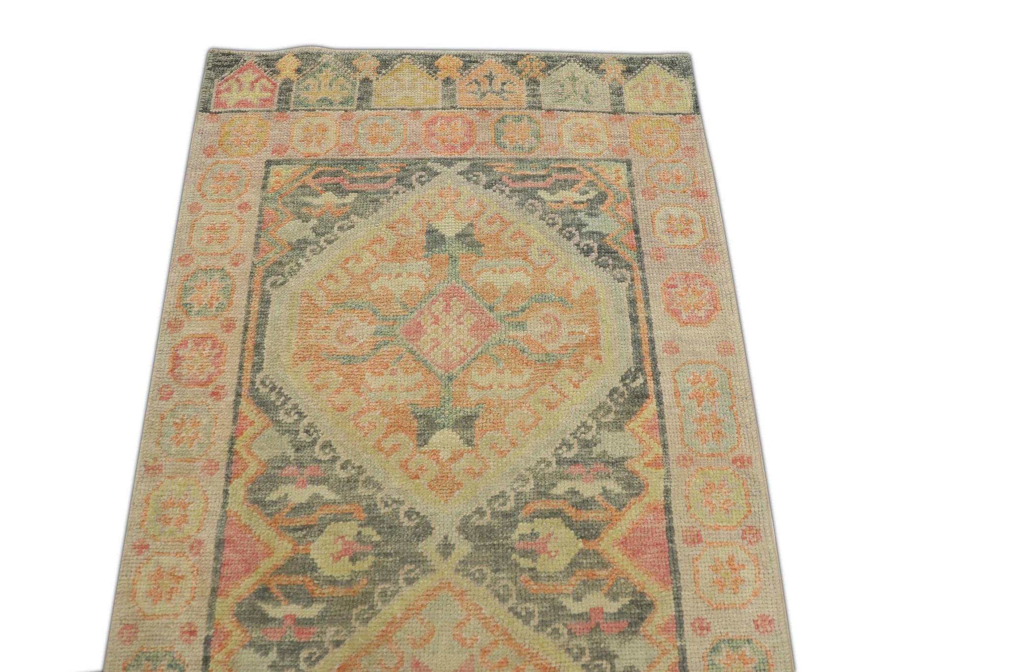 Moderno Runner Oushak turco in lana intrecciata a mano grigio e rosa 2'11