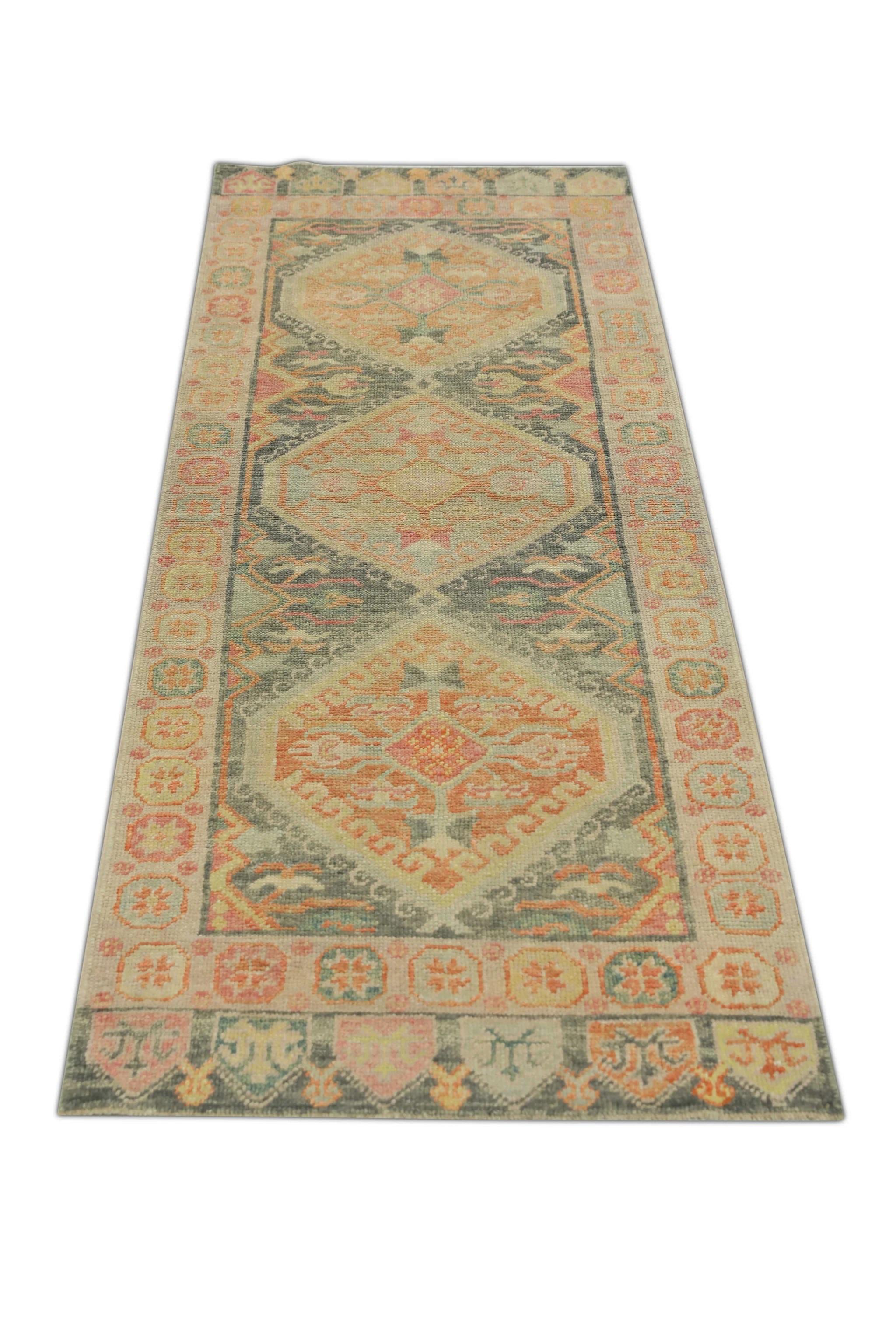Tintura vegetale Runner Oushak turco in lana intrecciata a mano grigio e rosa 2'11