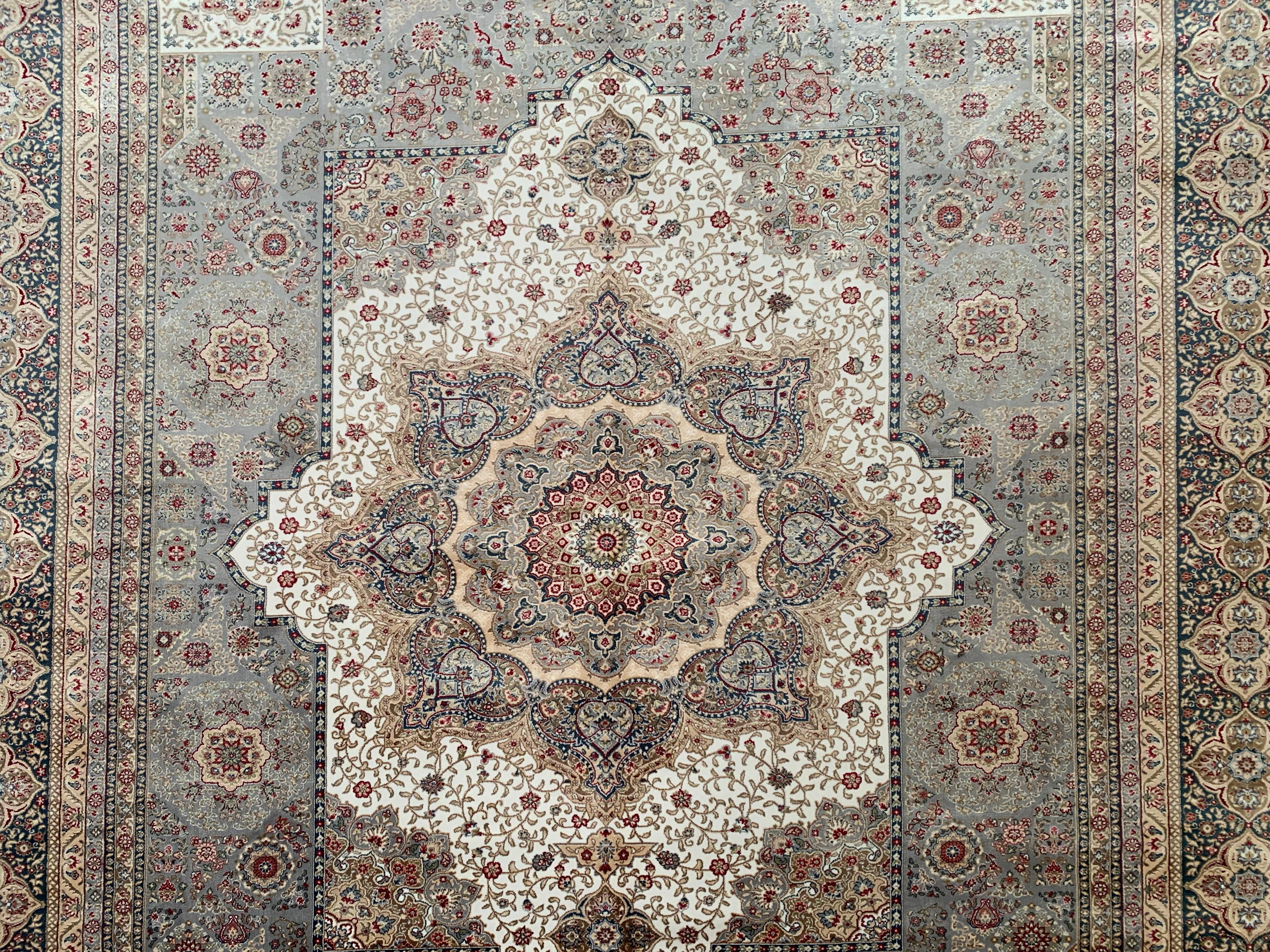 Grauer türkischer Teppich aus reiner Seide, 1000 KPSI (Maschinell gefertigt) im Angebot