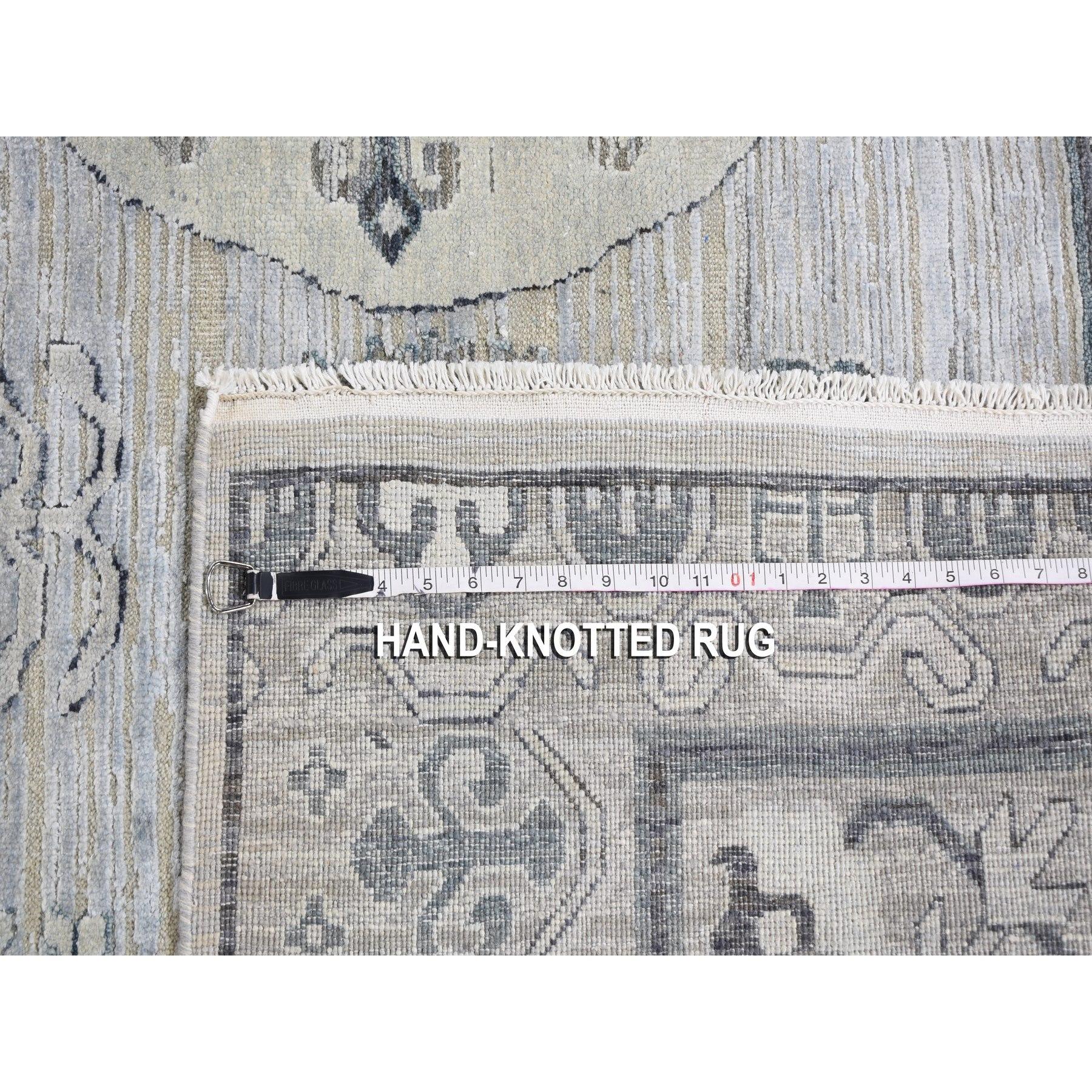 Tapis gris en pure soie avec motif Khotan en laine texturée noué à la main 7'9