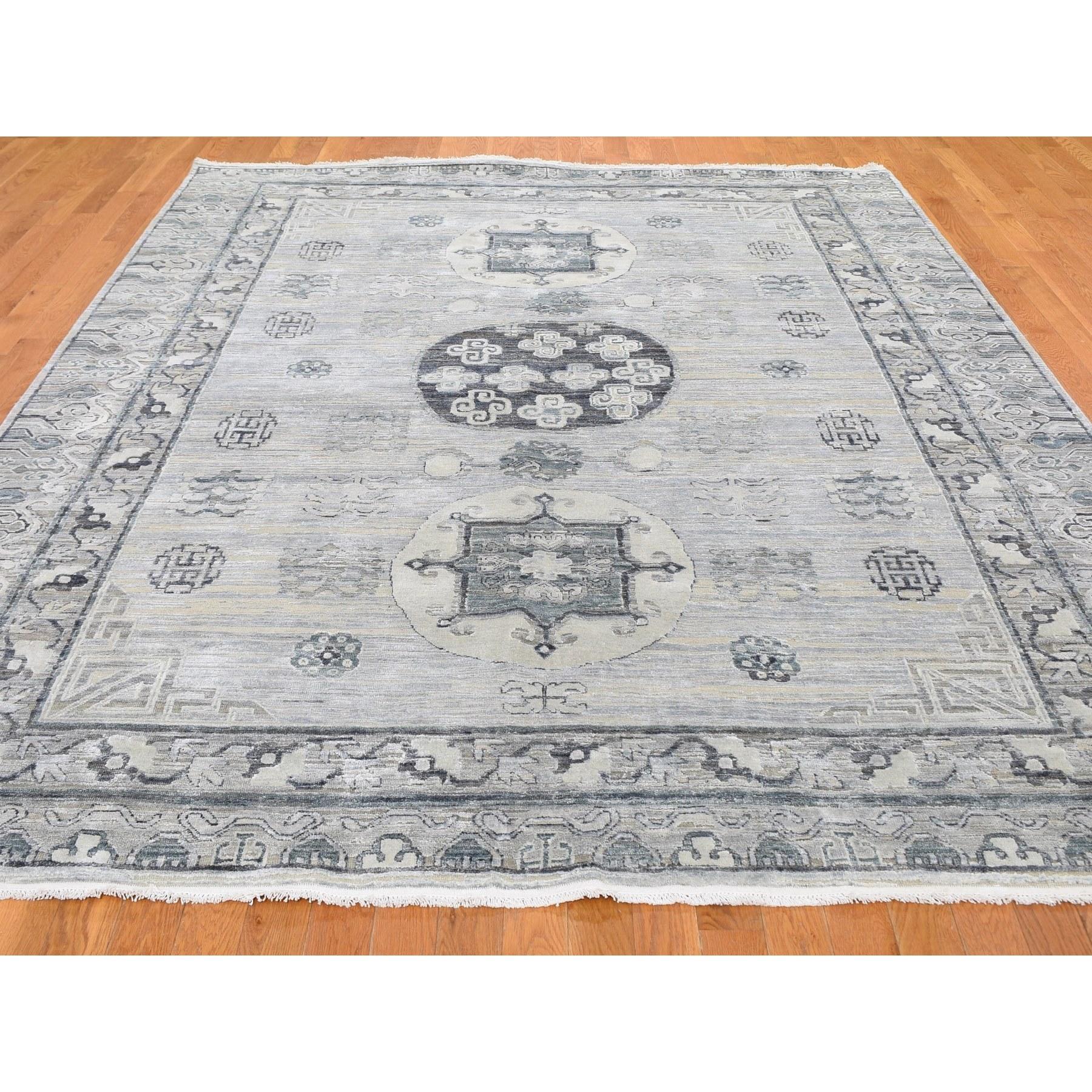 Indien Tapis gris en pure soie avec motif Khotan en laine texturée noué à la main 7'9