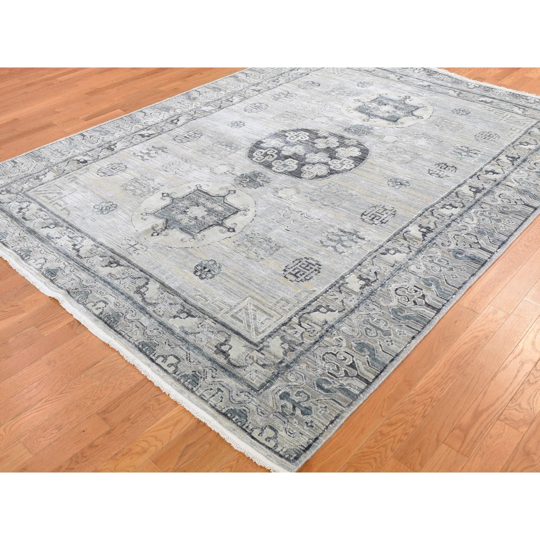 Noué à la main Tapis gris en pure soie avec motif Khotan en laine texturée noué à la main 7'9