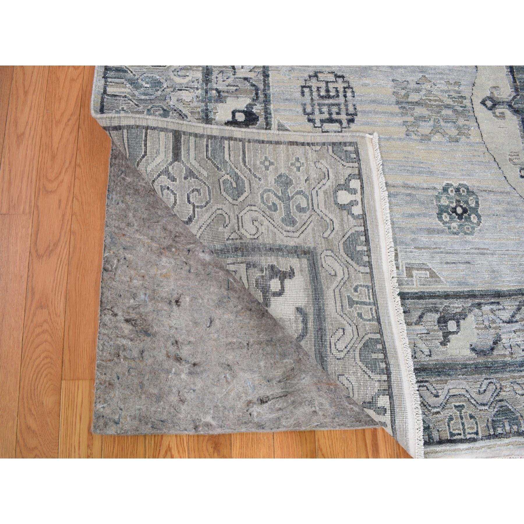 Tapis gris en pure soie avec motif Khotan en laine texturée noué à la main 7'9