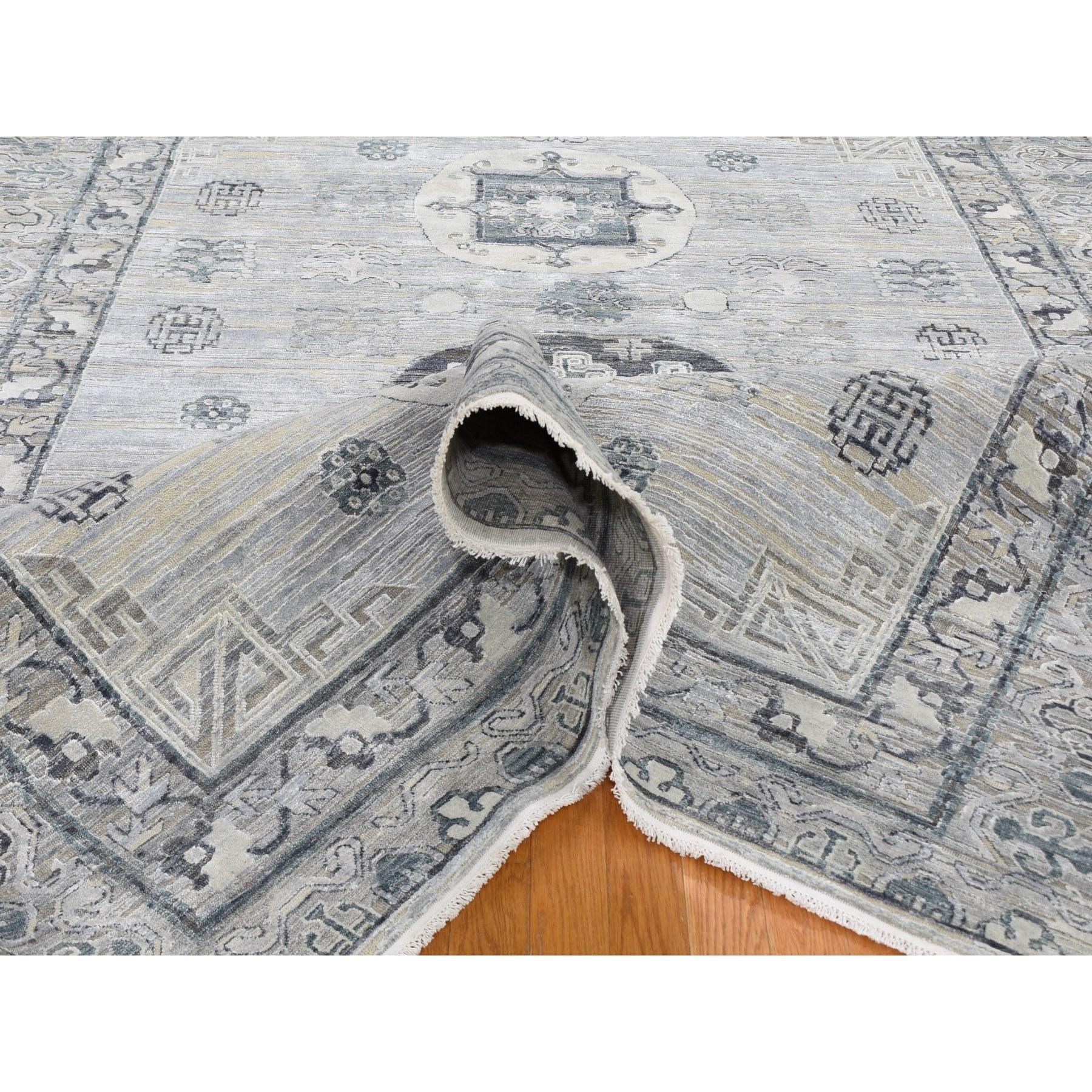 XXIe siècle et contemporain Tapis gris en pure soie avec motif Khotan en laine texturée noué à la main 7'9