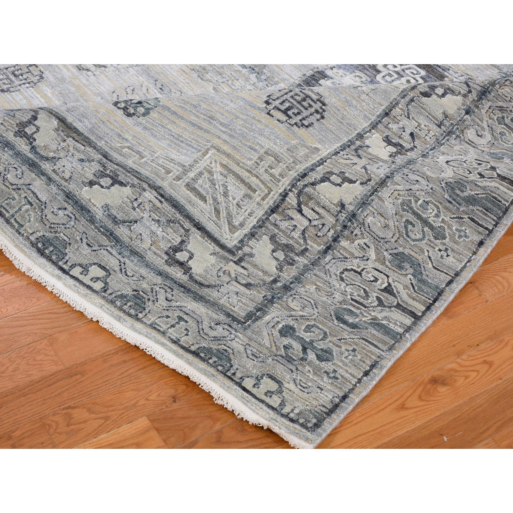 Soie Tapis gris en pure soie avec motif Khotan en laine texturée noué à la main 7'9