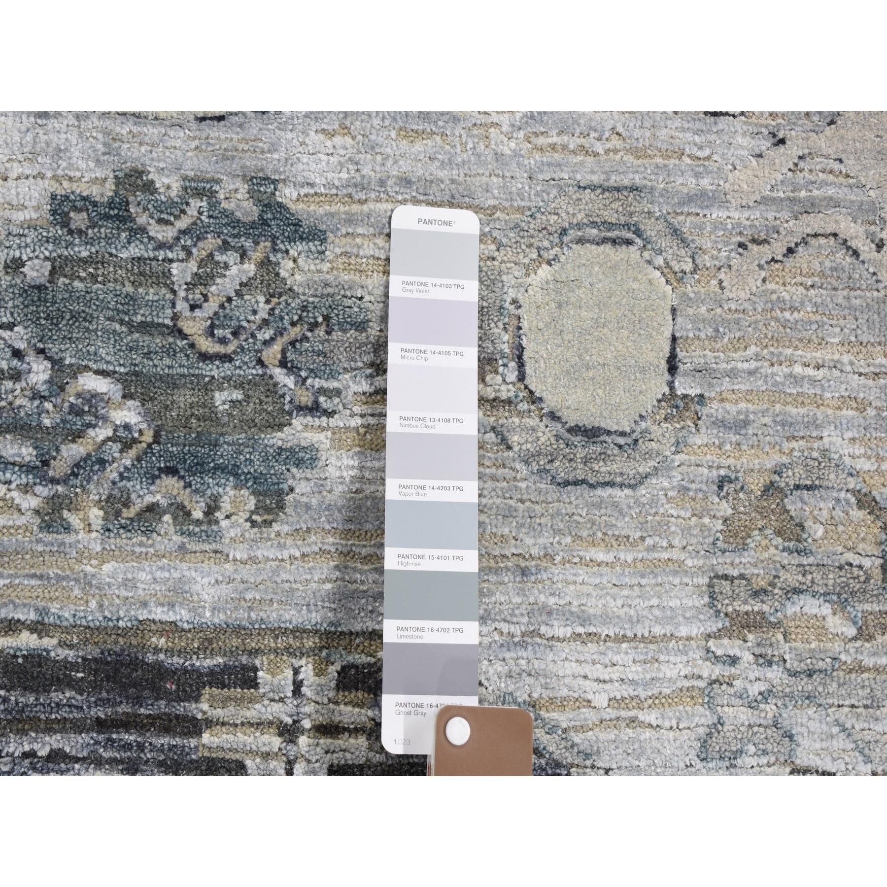 Tapis gris en pure soie avec motif Khotan en laine texturée noué à la main 7'9