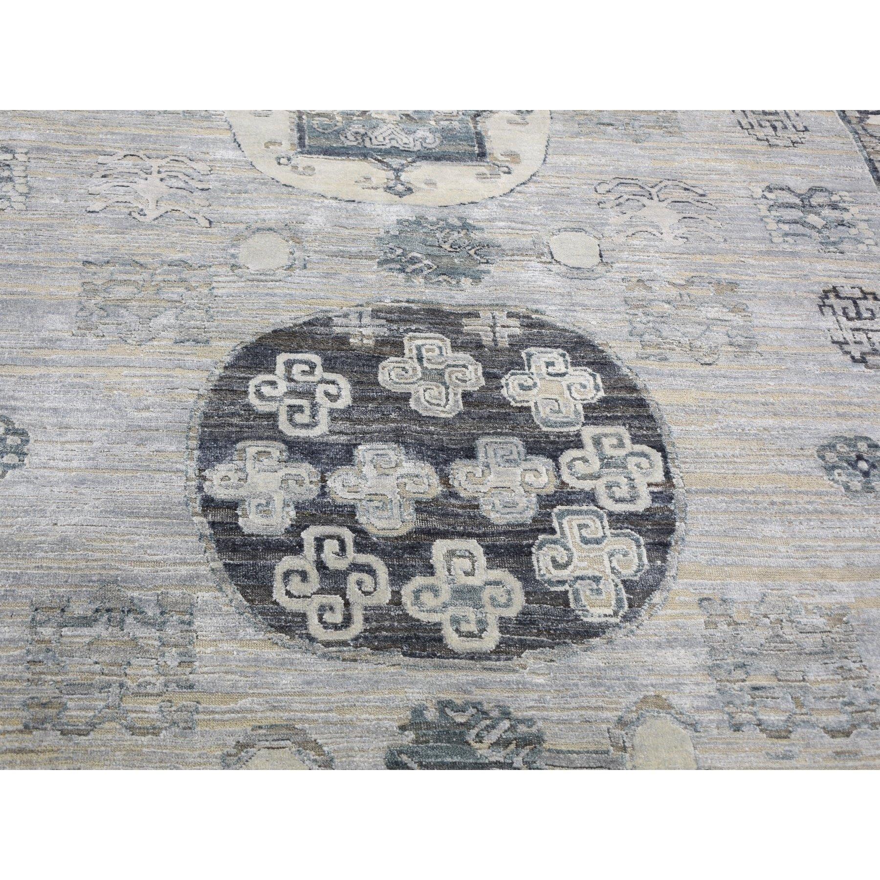 Tapis gris en pure soie avec motif Khotan en laine texturée noué à la main 7'9