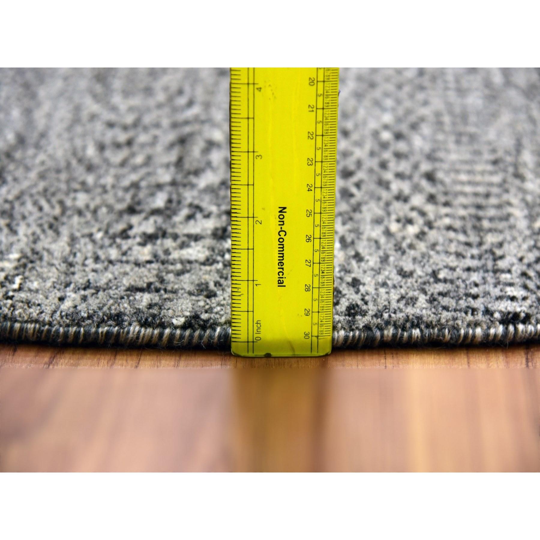 Tappeto rotondo grigio in pura lana non colorata annodato a mano con design moderno a base di erba 10'0