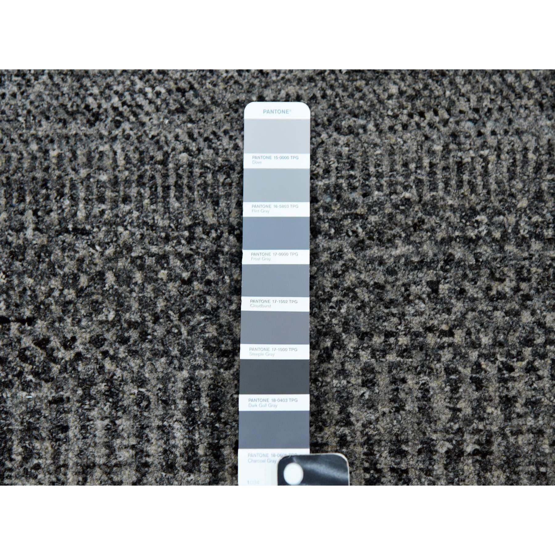 XXI secolo e contemporaneo Tappeto rotondo grigio in pura lana non colorata annodato a mano con design moderno a base di erba 10'0