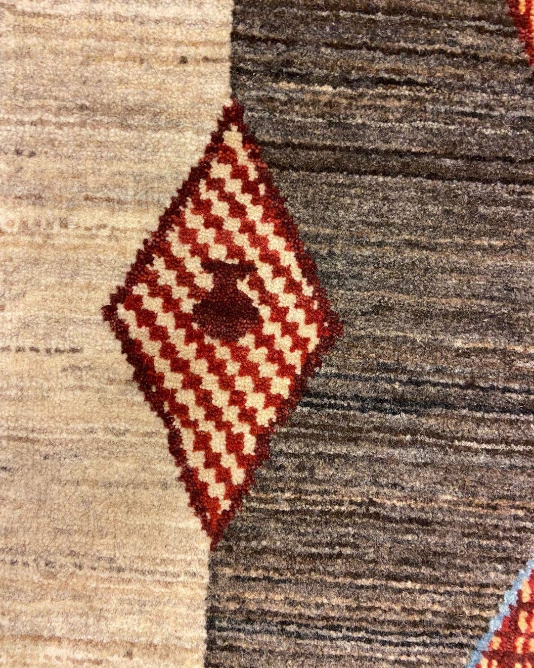 Persischer Woll-Läufer mit geometrischen Motiven in Grau, Rot und Hellbraun aus Wolle, 2' x 6' im Angebot 5