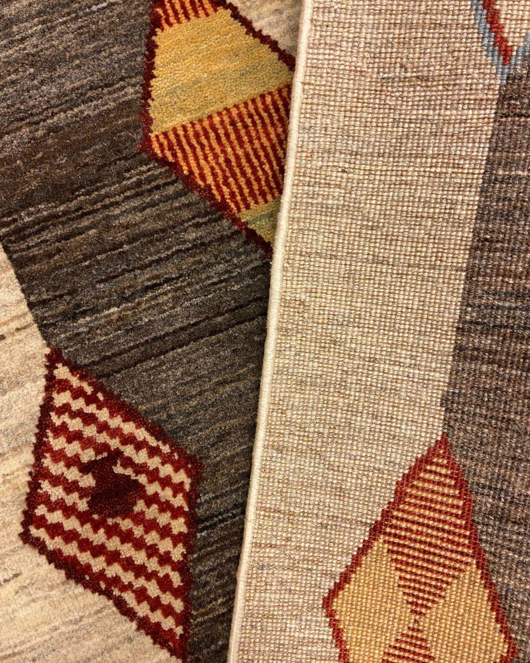 Persischer Woll-Läufer mit geometrischen Motiven in Grau, Rot und Hellbraun aus Wolle, 2' x 6' im Angebot 7