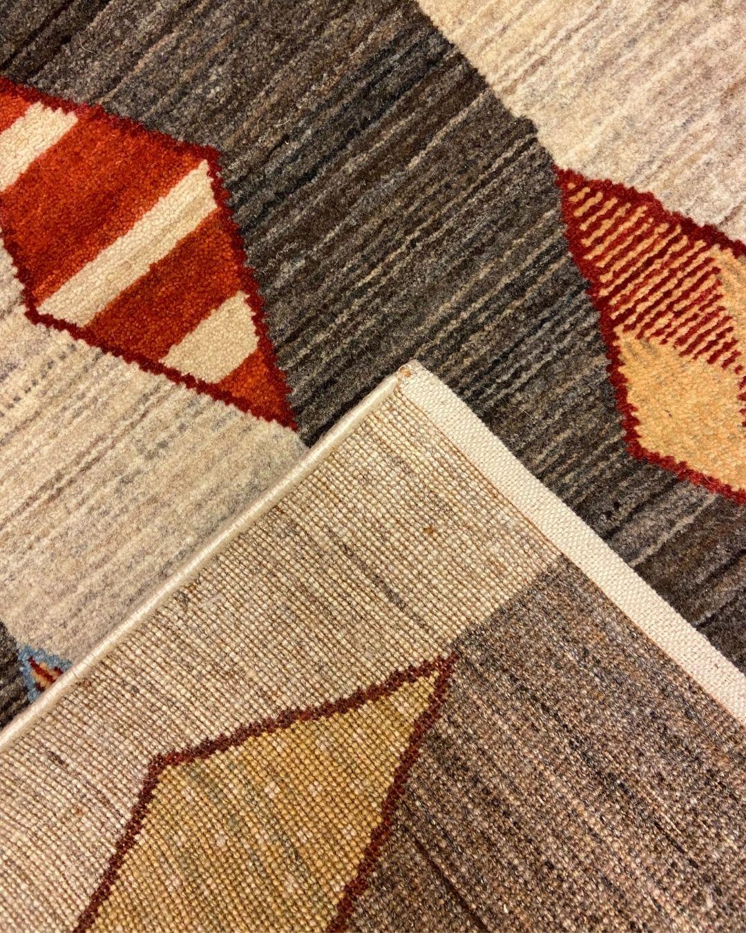 Persischer Woll-Läufer mit geometrischen Motiven in Grau, Rot und Hellbraun aus Wolle, 2' x 6' im Angebot 8