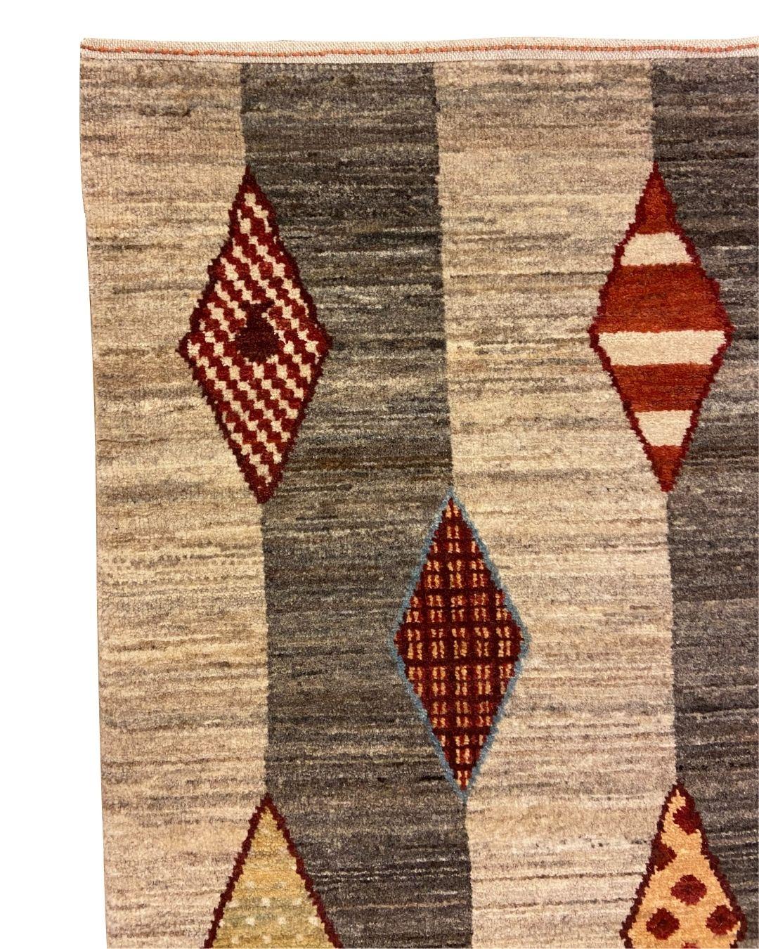Persischer Woll-Läufer mit geometrischen Motiven in Grau, Rot und Hellbraun aus Wolle, 2' x 6' (Handgeknüpft) im Angebot
