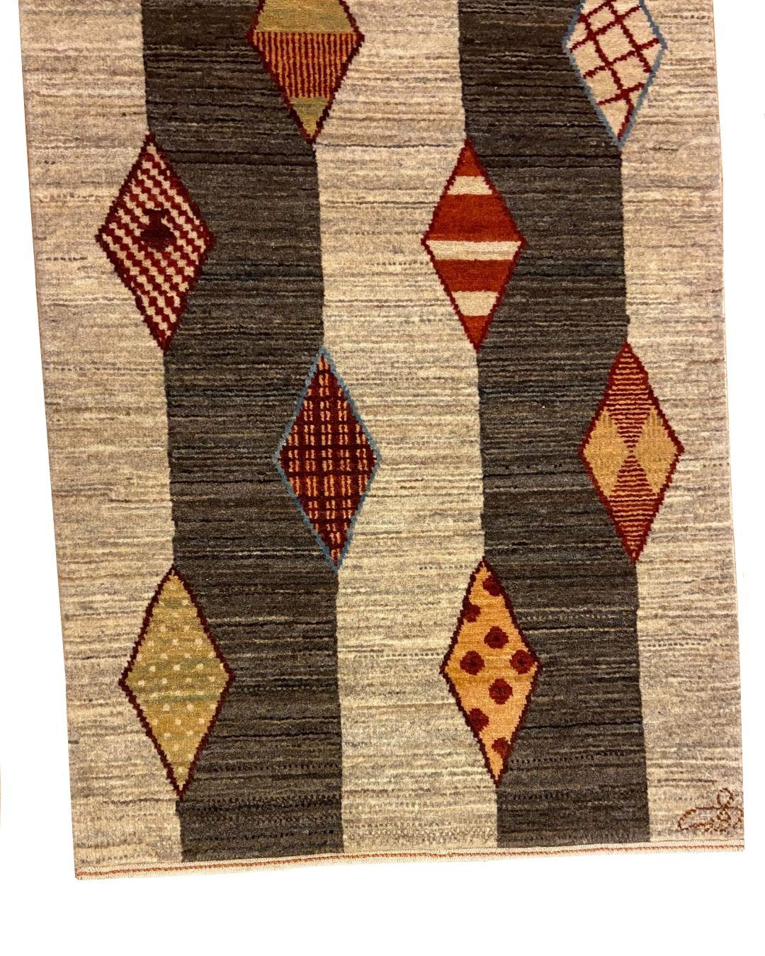 Persischer Woll-Läufer mit geometrischen Motiven in Grau, Rot und Hellbraun aus Wolle, 2' x 6' im Angebot 1