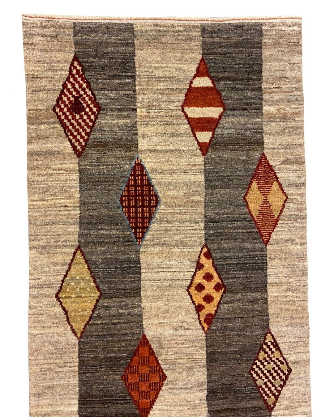 Persischer Woll-Läufer mit geometrischen Motiven in Grau, Rot und Hellbraun aus Wolle, 2' x 6' im Angebot 2