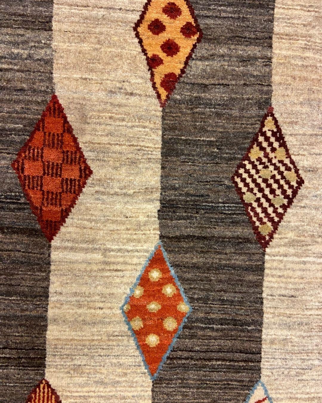 Persischer Woll-Läufer mit geometrischen Motiven in Grau, Rot und Hellbraun aus Wolle, 2' x 6' im Angebot 3