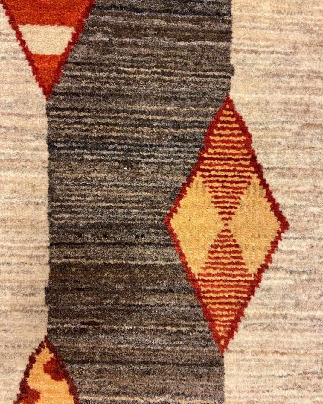 Persischer Woll-Läufer mit geometrischen Motiven in Grau, Rot und Hellbraun aus Wolle, 2' x 6' im Angebot 4