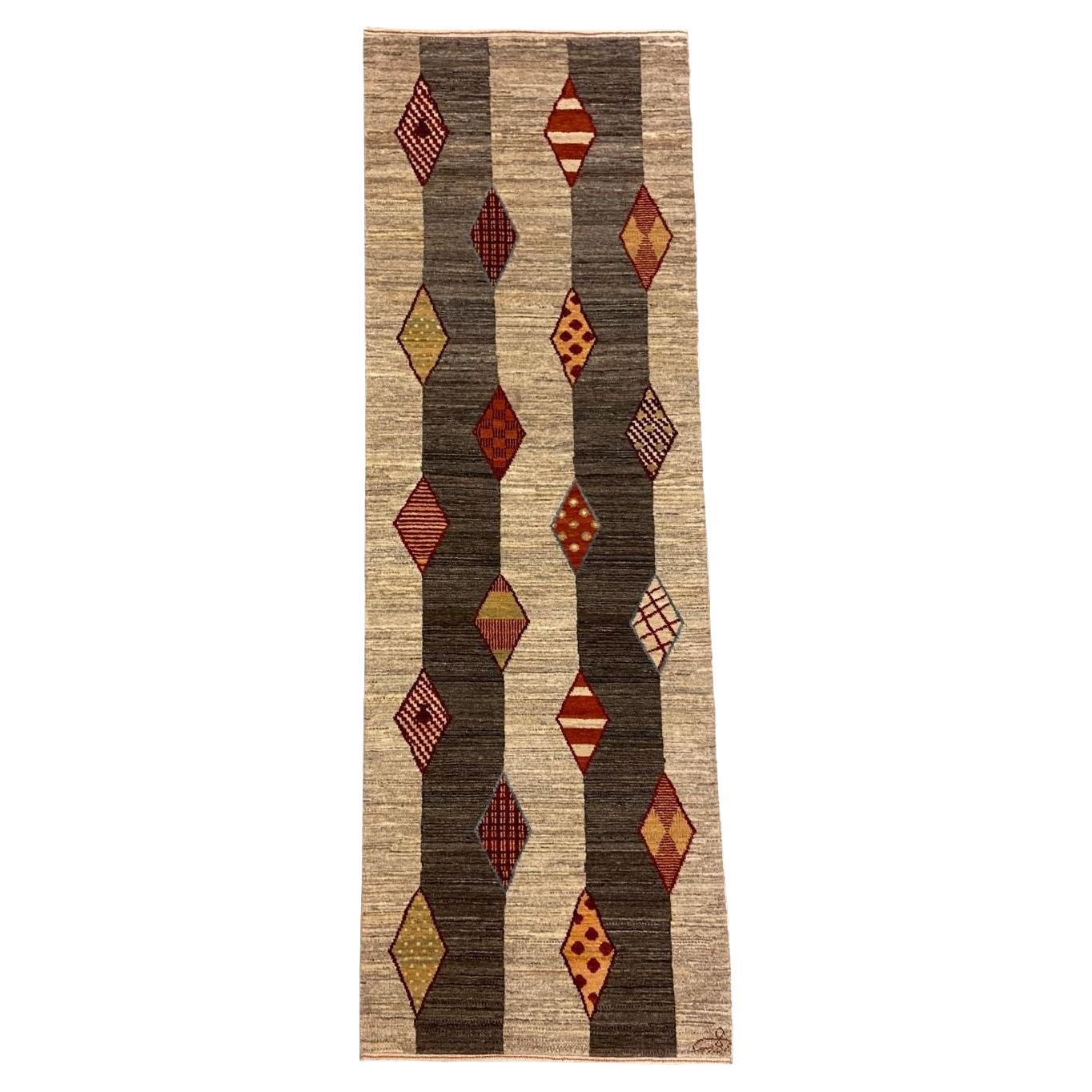 Runner persiano in lana grigio, rosso e tan con motivi geometrici, 2' x 6'