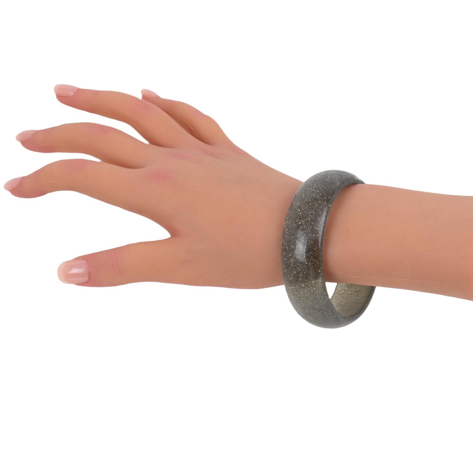 Bracciale Bangle in resina grigia con scaglie d'argento in vendita 3