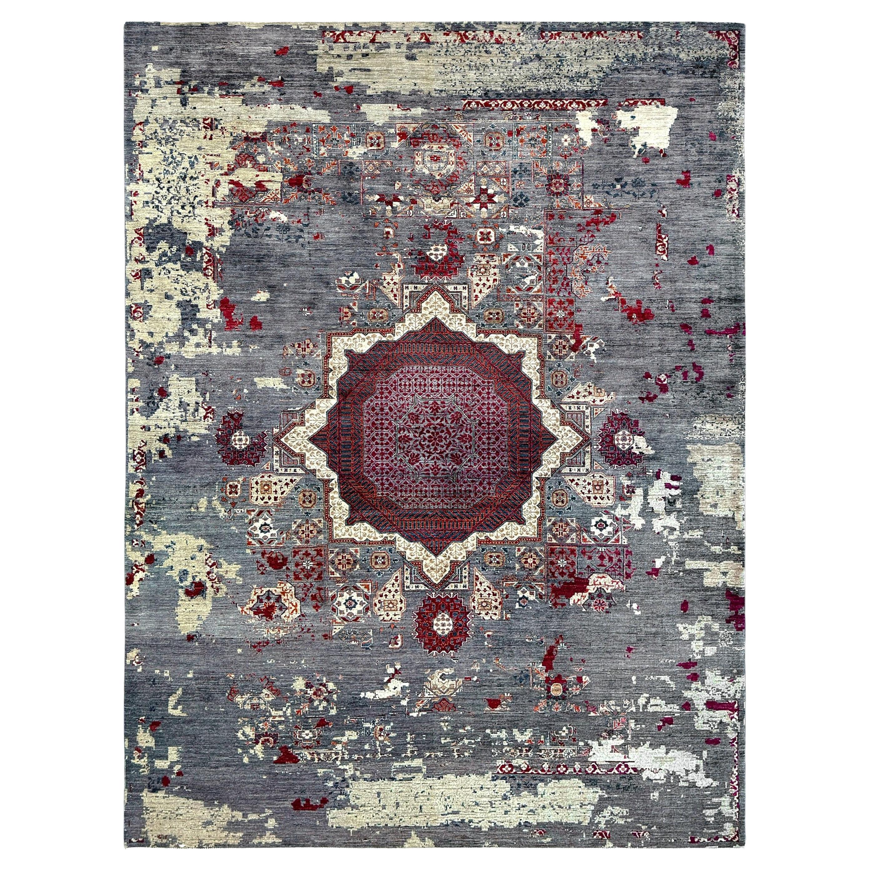 Tappeto di transizione Mamluke rivisitato in grigio rubino - Lana annodata a mano - 8′11"×13′ in vendita