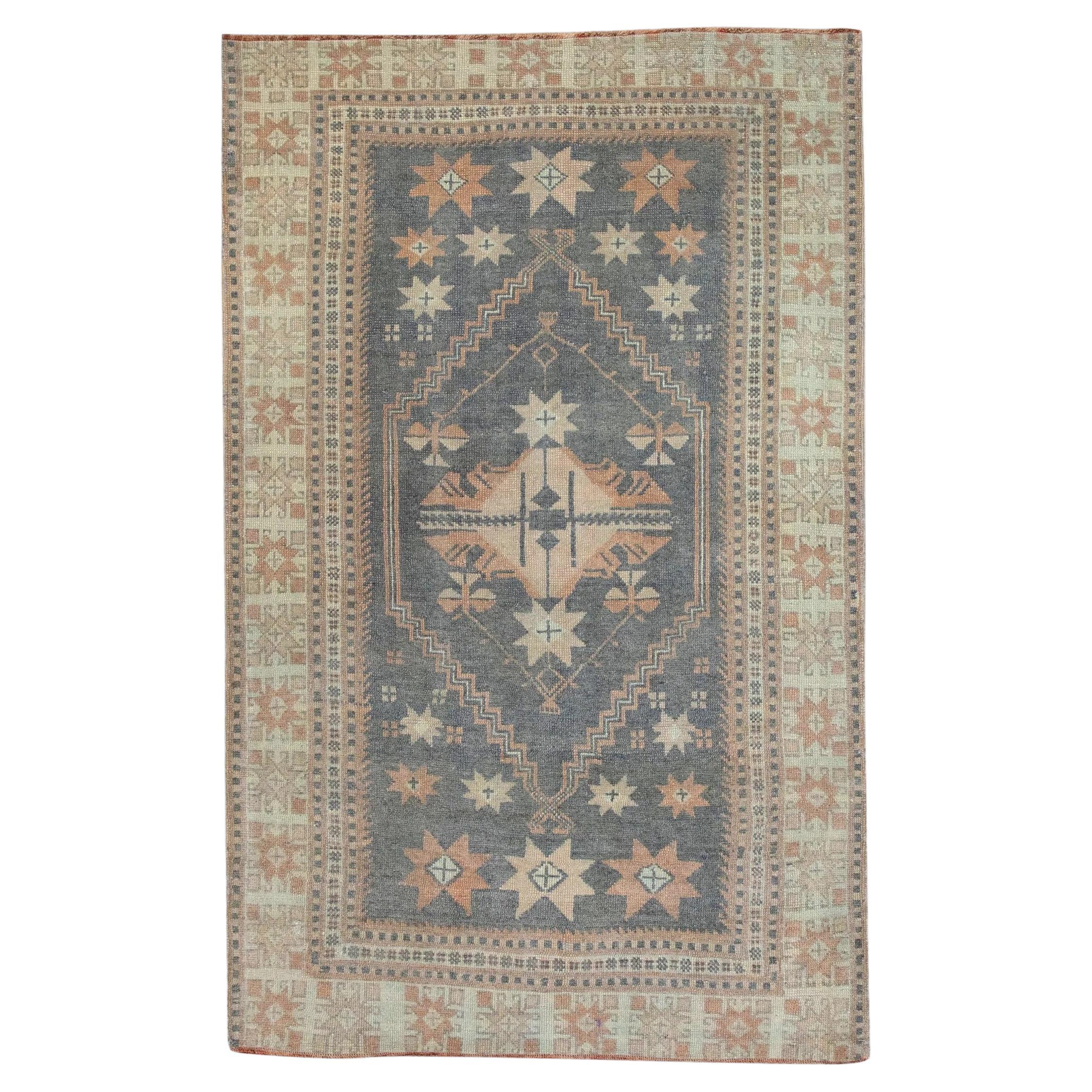 Türkischer Vintage-Teppich in Grau & Lachs, 3'7" x 5'10"