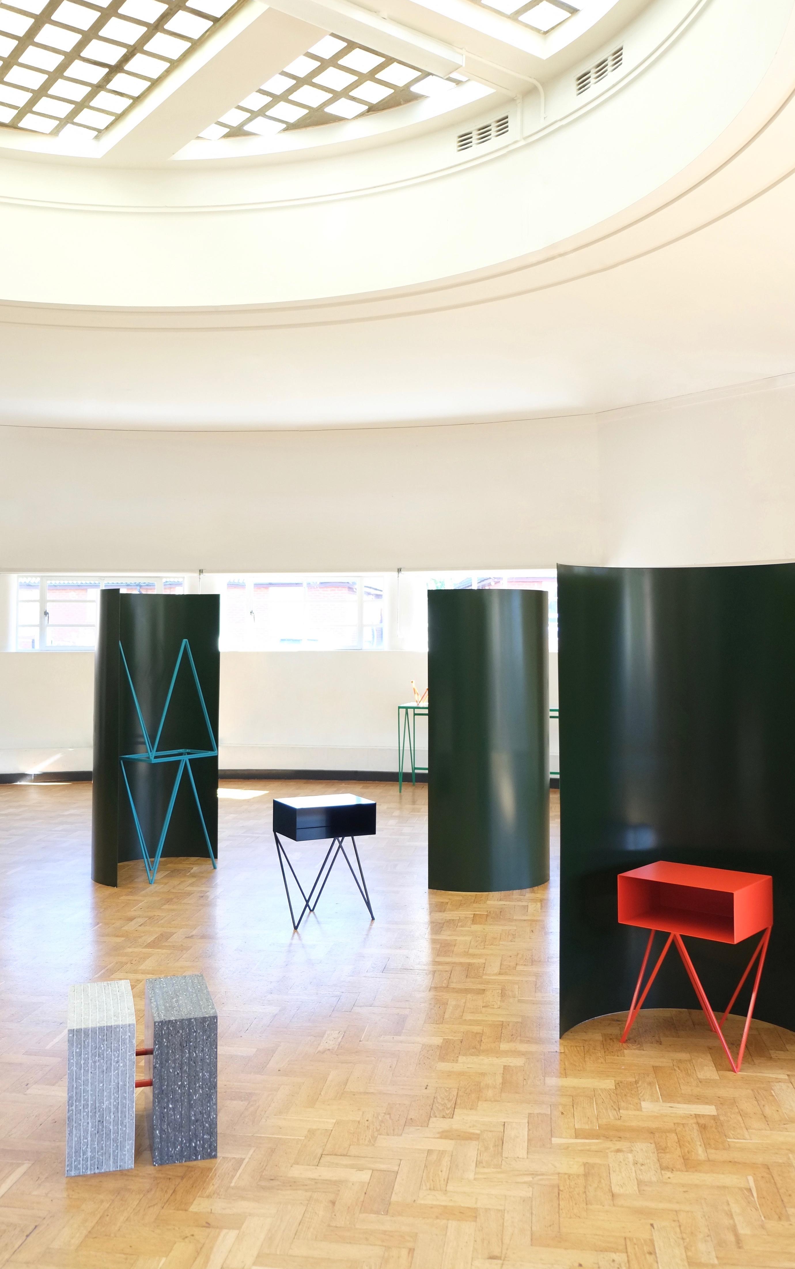 Der Gray Screen ist ein freistehender Raumteiler, benannt nach der ikonischen modernistischen Architektin und Designerin Eileen Gray, einer Liebhaberin von Paravents. Die großen Kurven aus pulverbeschichtetem Aluminium bringen eine Menge lebendiger
