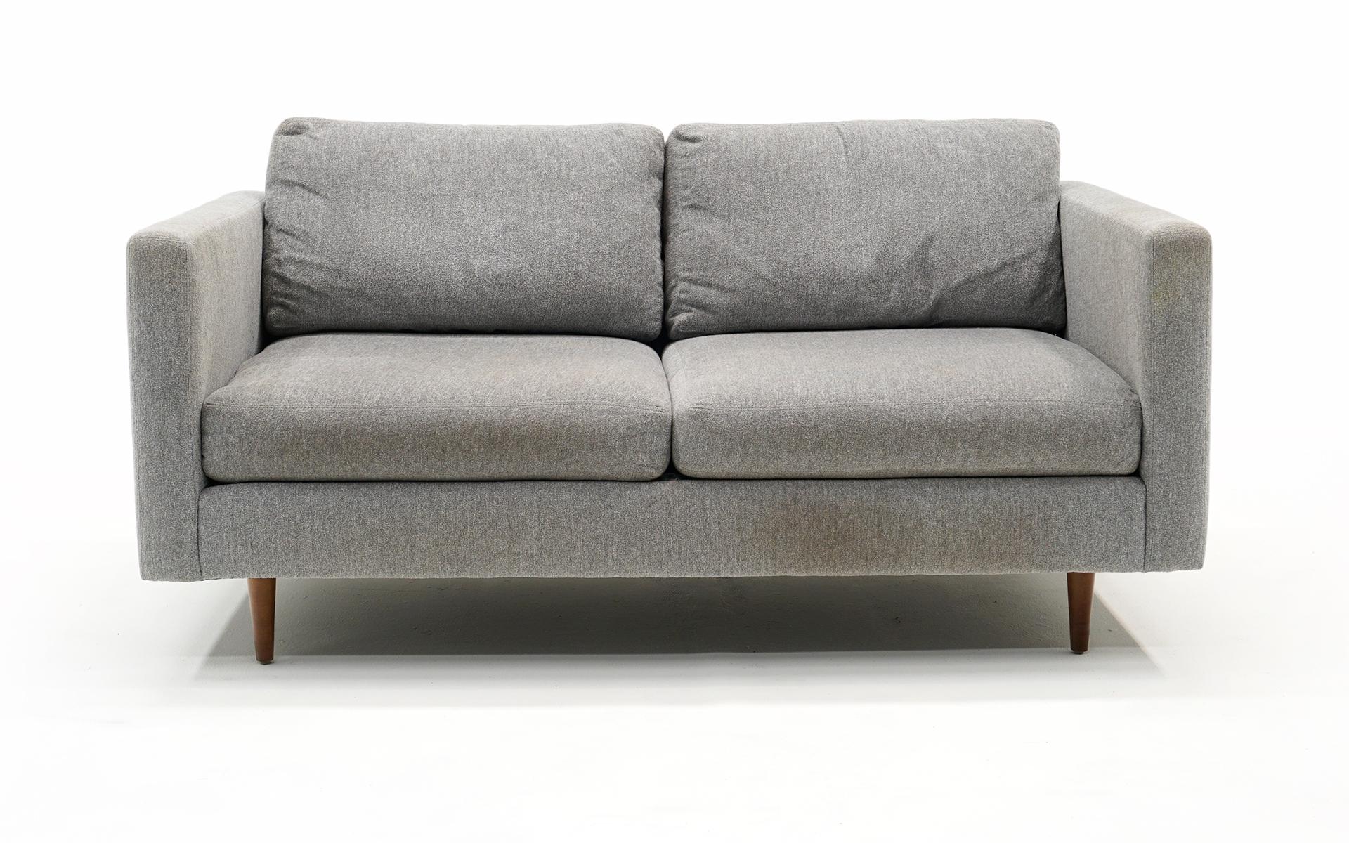 Dies ist ein neueres Zweisitzer-Sofa / Loveseat / Love Seat, entworfen von Milo Baughman für Thayer Coggin. Hellgrauer Originalstoff mit konischen Beinen aus Nussbaum. Signiert sowohl mit dem Milo Baughman und Thayer Coggin Label.  Auf unseren Fotos