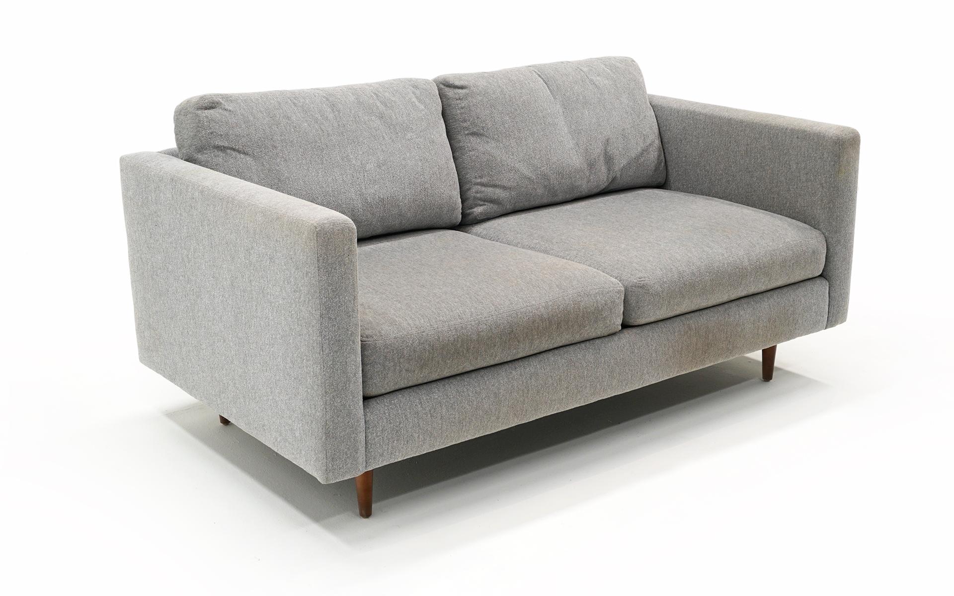 Graues Sofa, entworfen von Milo Baughman. Preis für Redo oder Use As Is. Unterschrieben. (Moderne der Mitte des Jahrhunderts) im Angebot