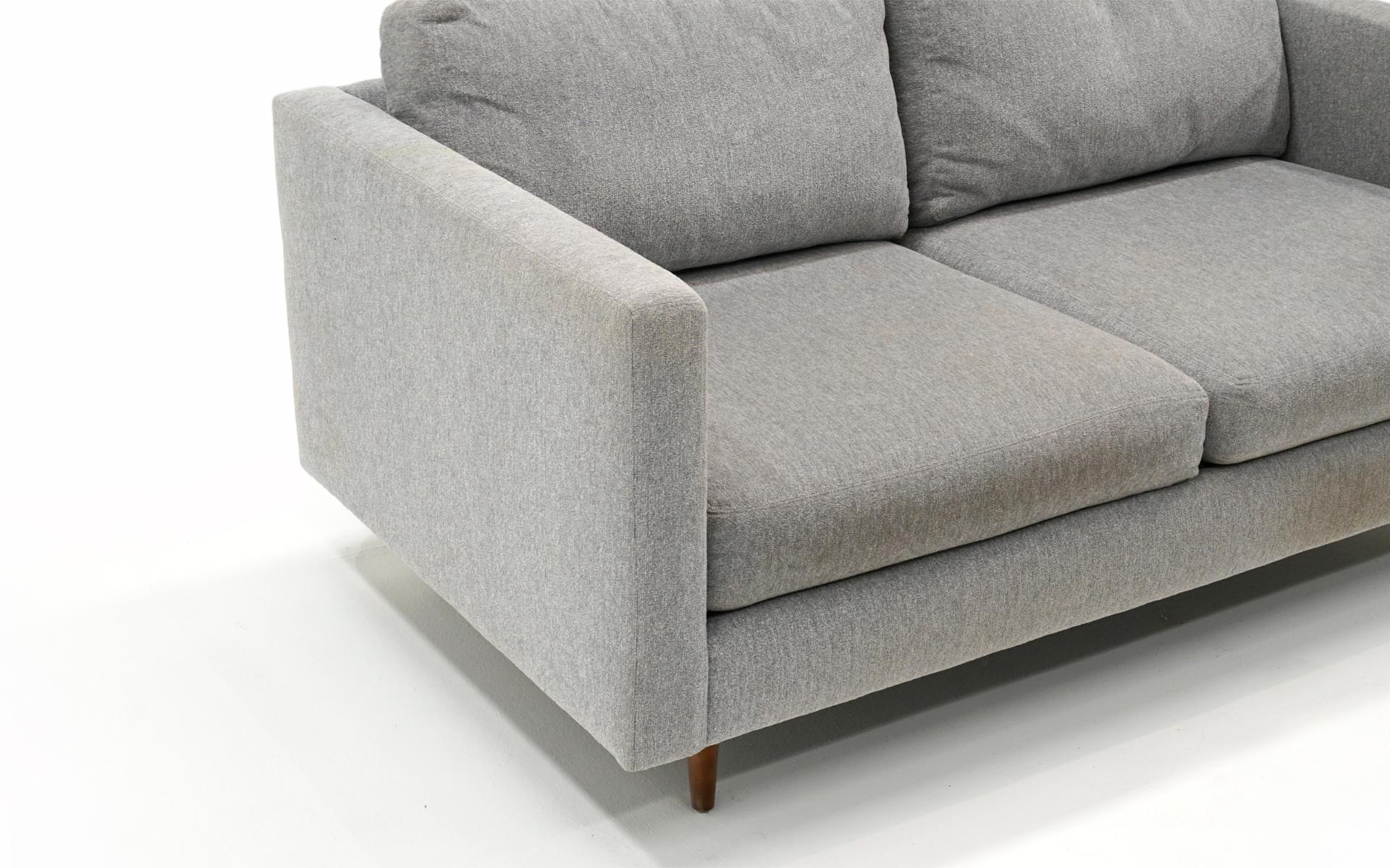 Graues Sofa, entworfen von Milo Baughman. Preis für Redo oder Use As Is. Unterschrieben. im Zustand „Gut“ im Angebot in Kansas City, MO