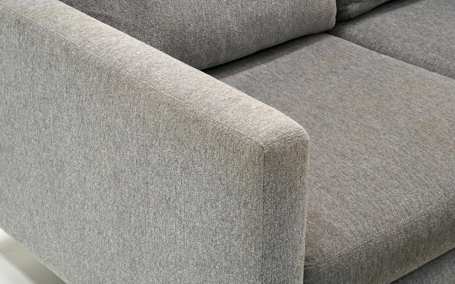 Graues Sofa, entworfen von Milo Baughman. Preis für Redo oder Use As Is. Unterschrieben. (21. Jahrhundert und zeitgenössisch) im Angebot