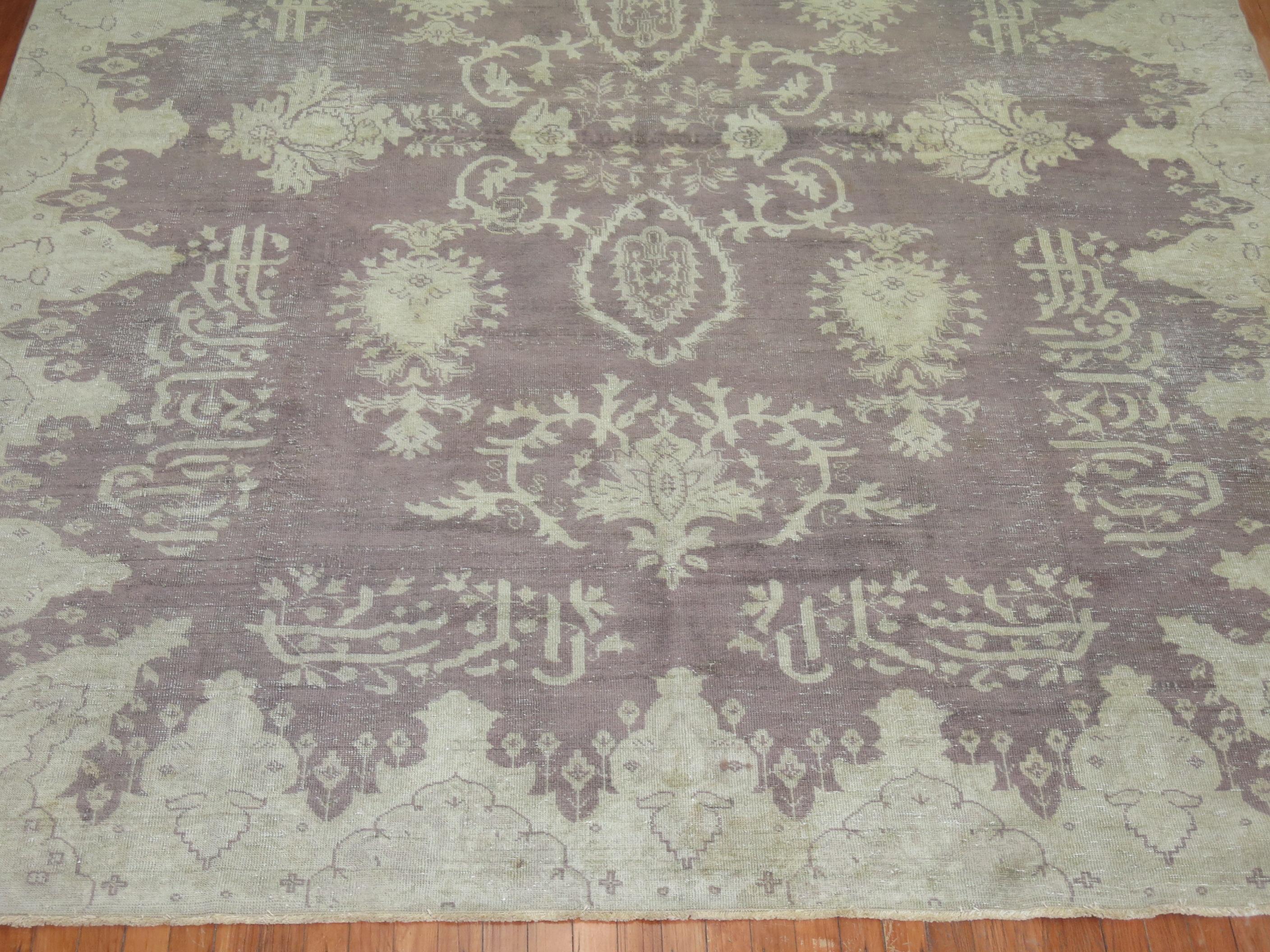 Antiker Oushak-Teppich im Shabby-Stil, grau (Frühes 20. Jahrhundert) im Angebot
